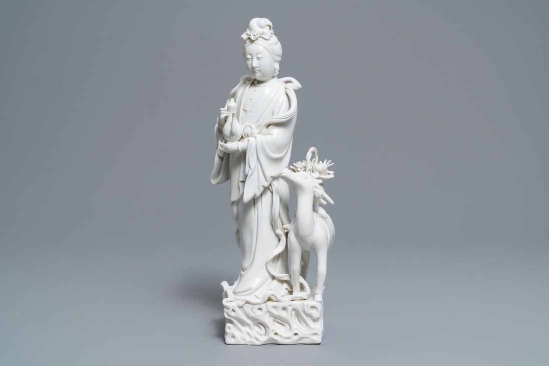 A Chinese Dehua blanc de Chine group of Magu with a deer, seal mark on the back, 18/19th C.: A Chinese Dehua blanc de Chine group of Magu with a deer, seal mark on the back, 18/19th C. ----- H.: 37,5 cm