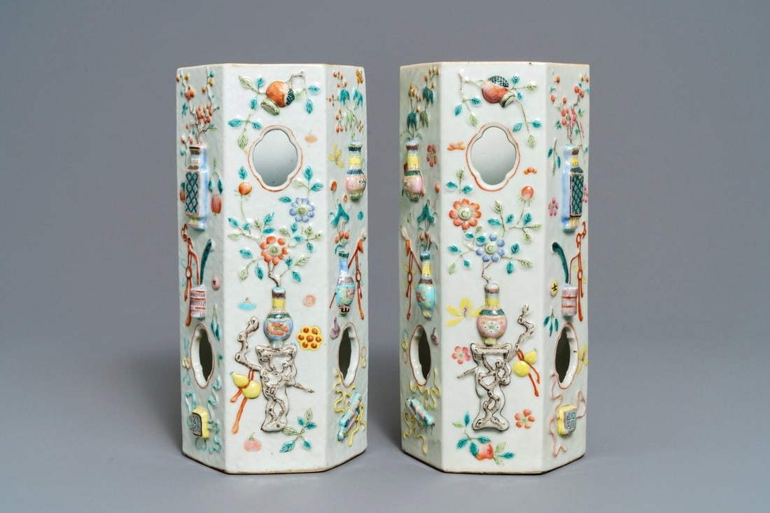 A pair of Chinese famille rose reticulated hat stands with applied designs, 19th C.: A pair of Chinese famille rose reticulated hat stands with applied designs, 19th C. ----- H.: 28 cm
