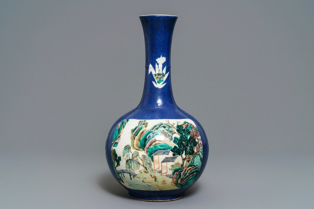 A Chinese famille verte powder blue-ground bottle vase, 19th C.: A Chinese famille verte powder blue-ground bottle vase, 19th C. ----- H.: 42,5 cm