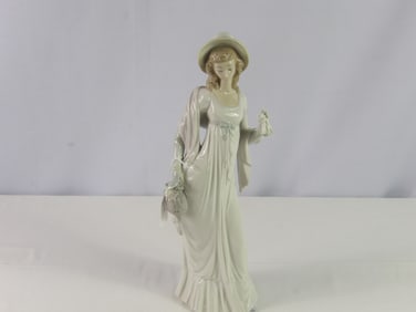 Lladro figurine Girl with Basket