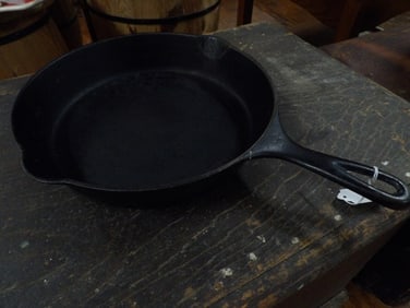 Grizwold #8 Cast Iron Frying Pan