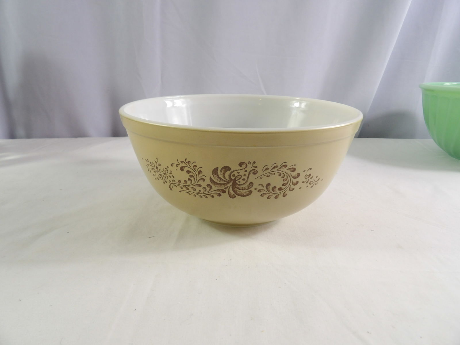 Pyrex Bowl: Pyrex 2.5 Ltr. #403 Bowl. Great Condition. All measurements approximate. See photos for condition and details. Selling as is from 04281.