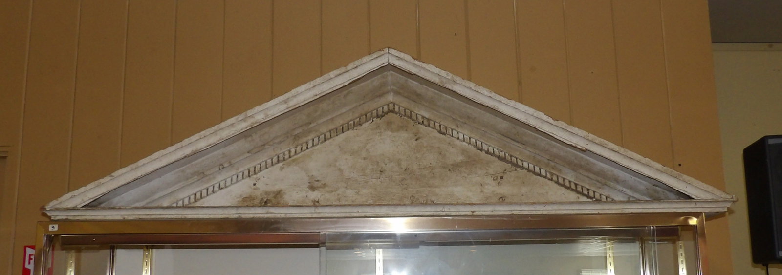 6' Architechtural Pedimont: 6' Architechtural Pedimont. All measurements approximate. Please see photos for condition and details. Selling as is from 04281.