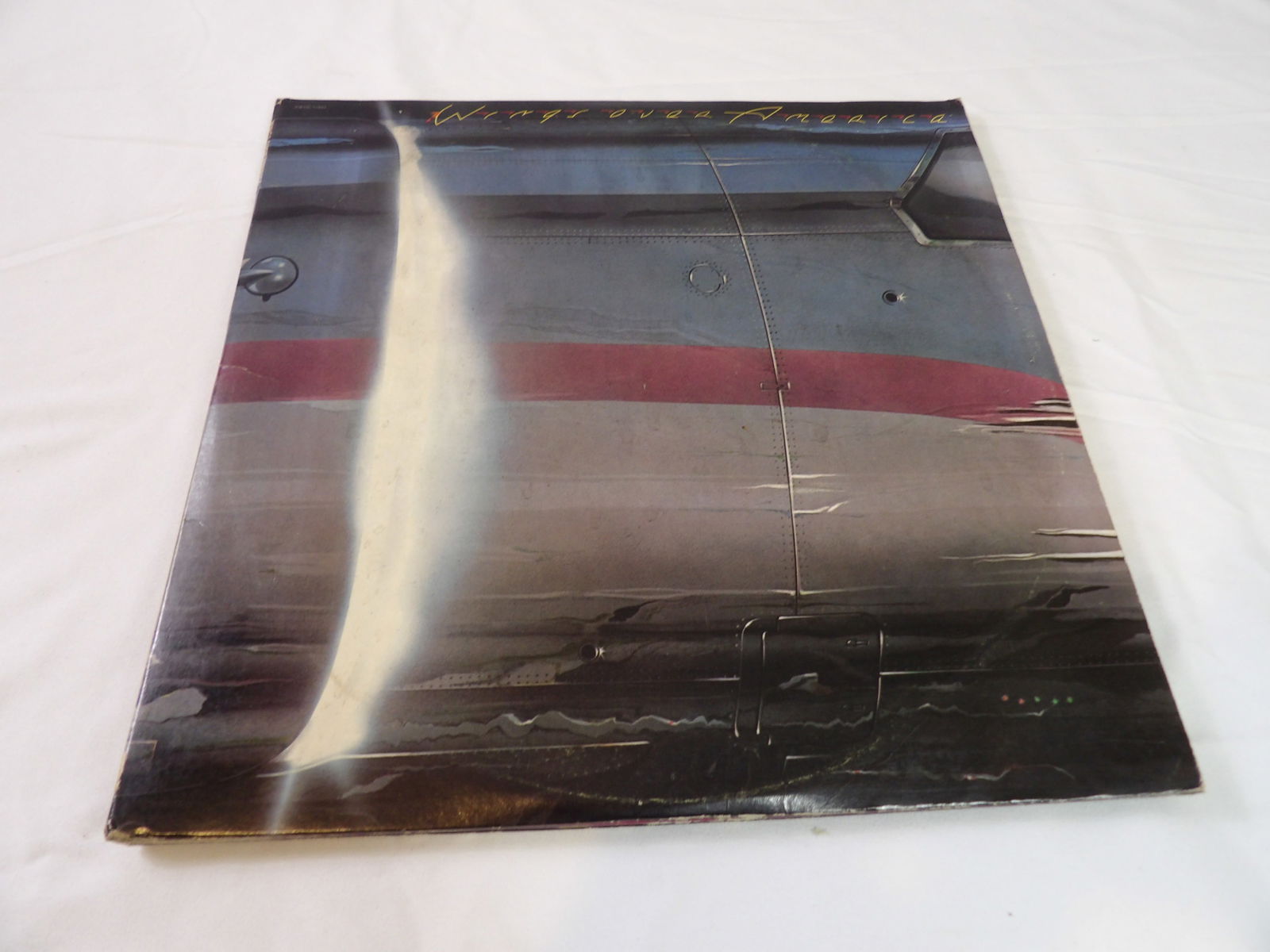 3 Album Set-Wings Over America LP: Wings Over America LP-3 Album Set. VG+. All measurements approximate. Please see photos for condition and details. Selling as is from 04281.
