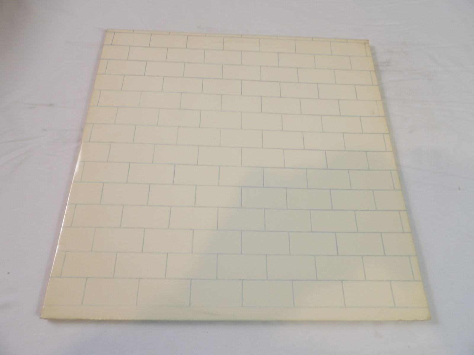 Double LP- Pink Floyd "The Wall": Pink Floyd "The Wall" Double LP, VG++. All measurements approximate. Please see photos for condition and details. Selling as is from 04281.