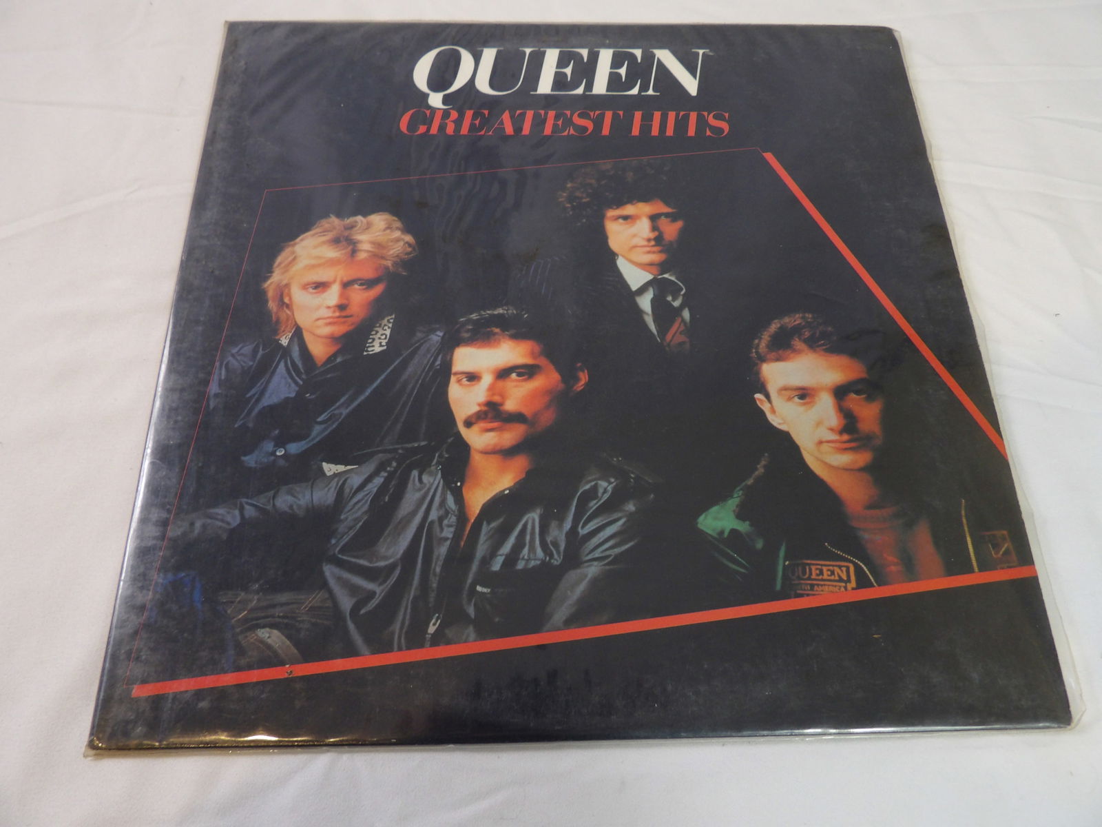 Queen "Greatest Hits" LP: Queen "Greatest Hits" LP, VG+. All measurements approximate. Please see photos for condition and details. Selling as is from 04281.