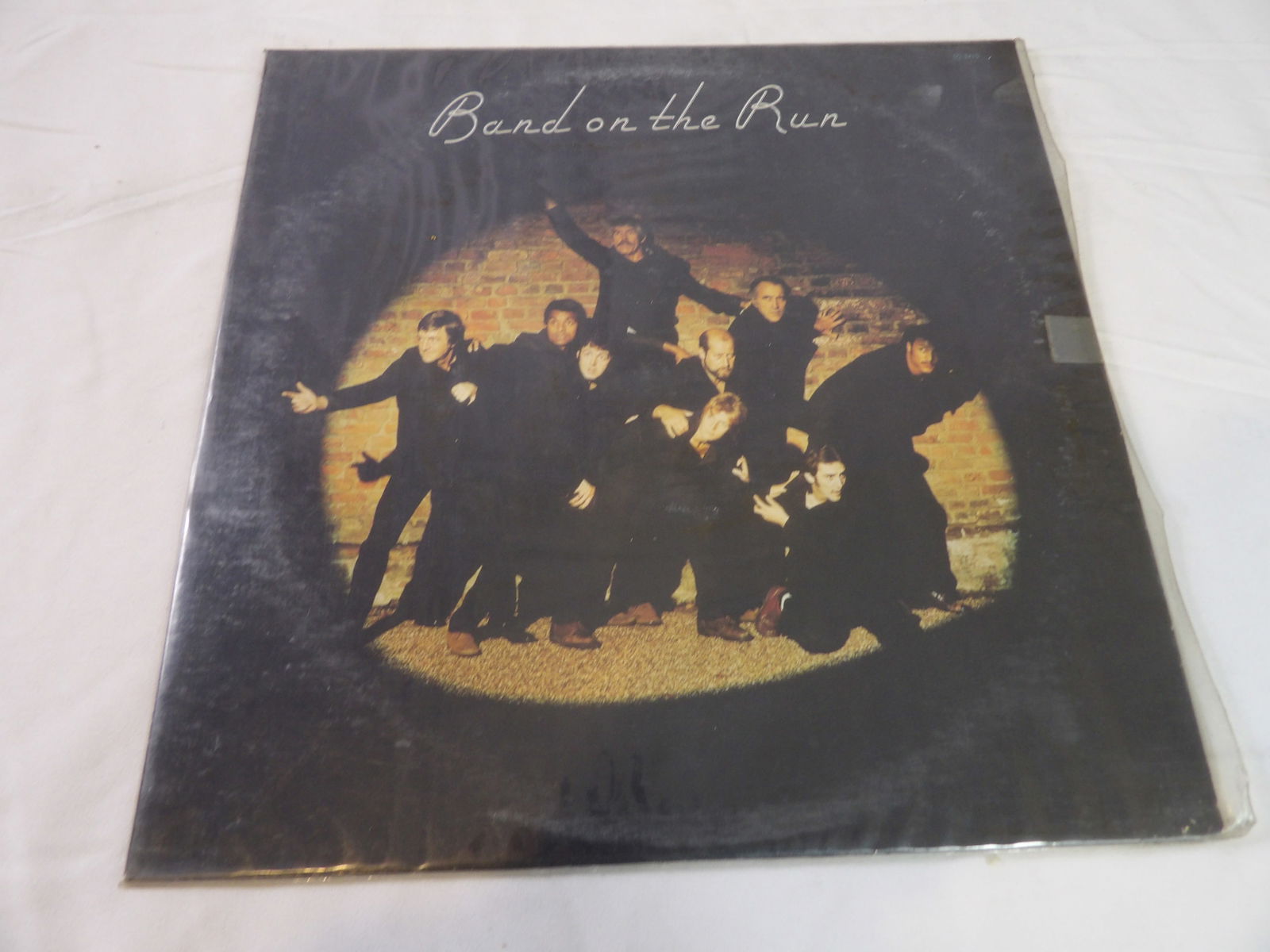 Wings "Band of the Run" LP: Wings "Band on the Run" LP. VG. All measurements approximate. Please see photos for condition and details. Selling as is from 04281.