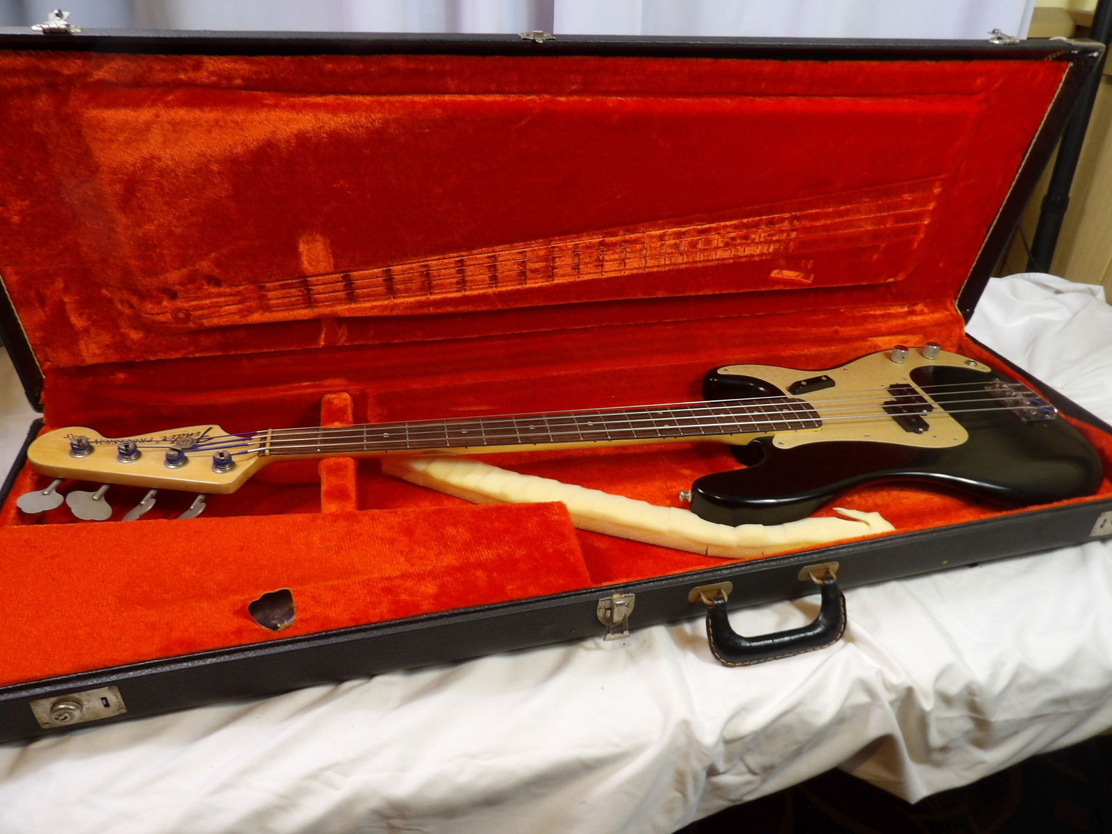 Fender Precision Bass (1 of 5)