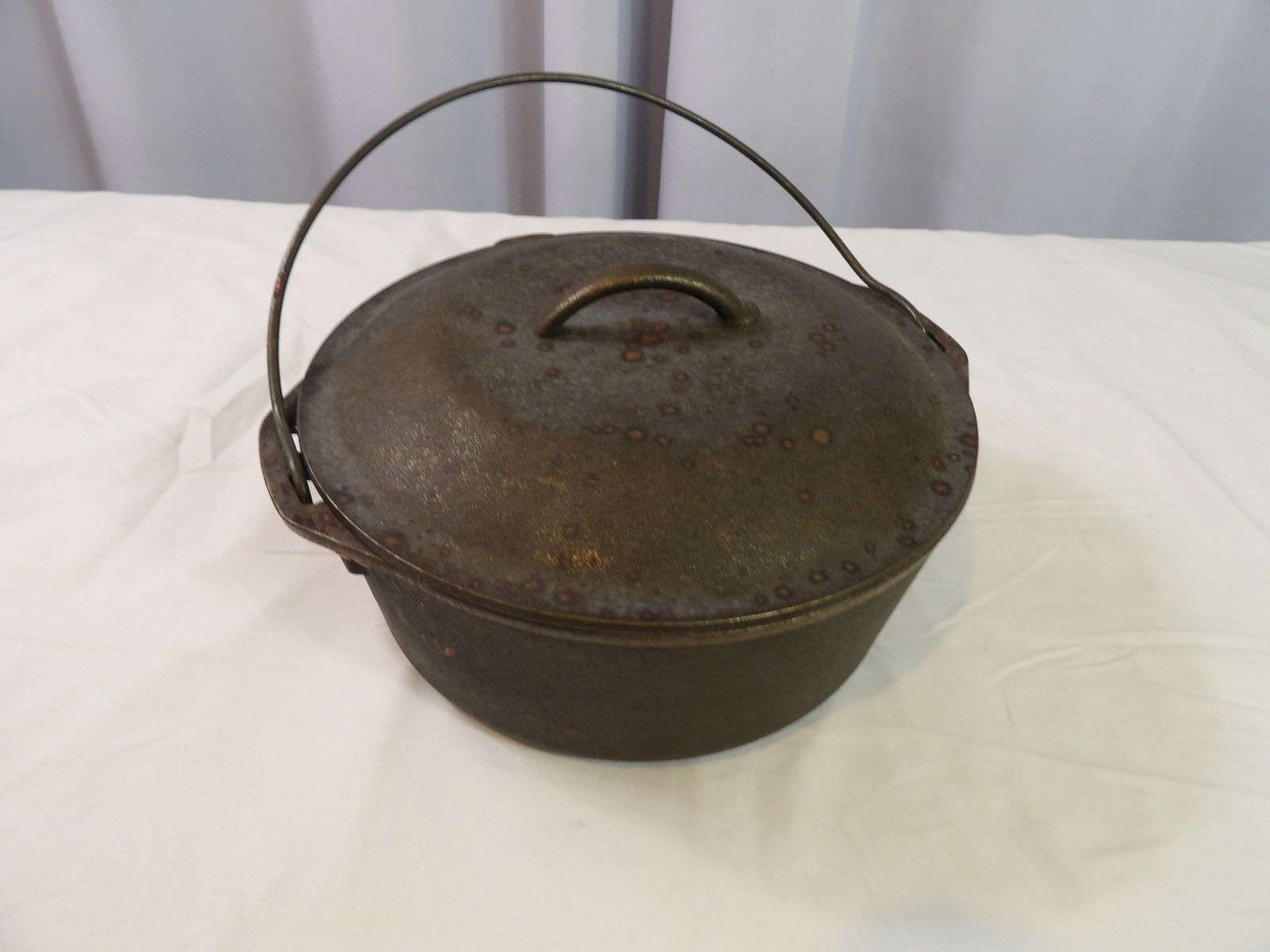 Cast Iron Dutch Oven (1 of 4)