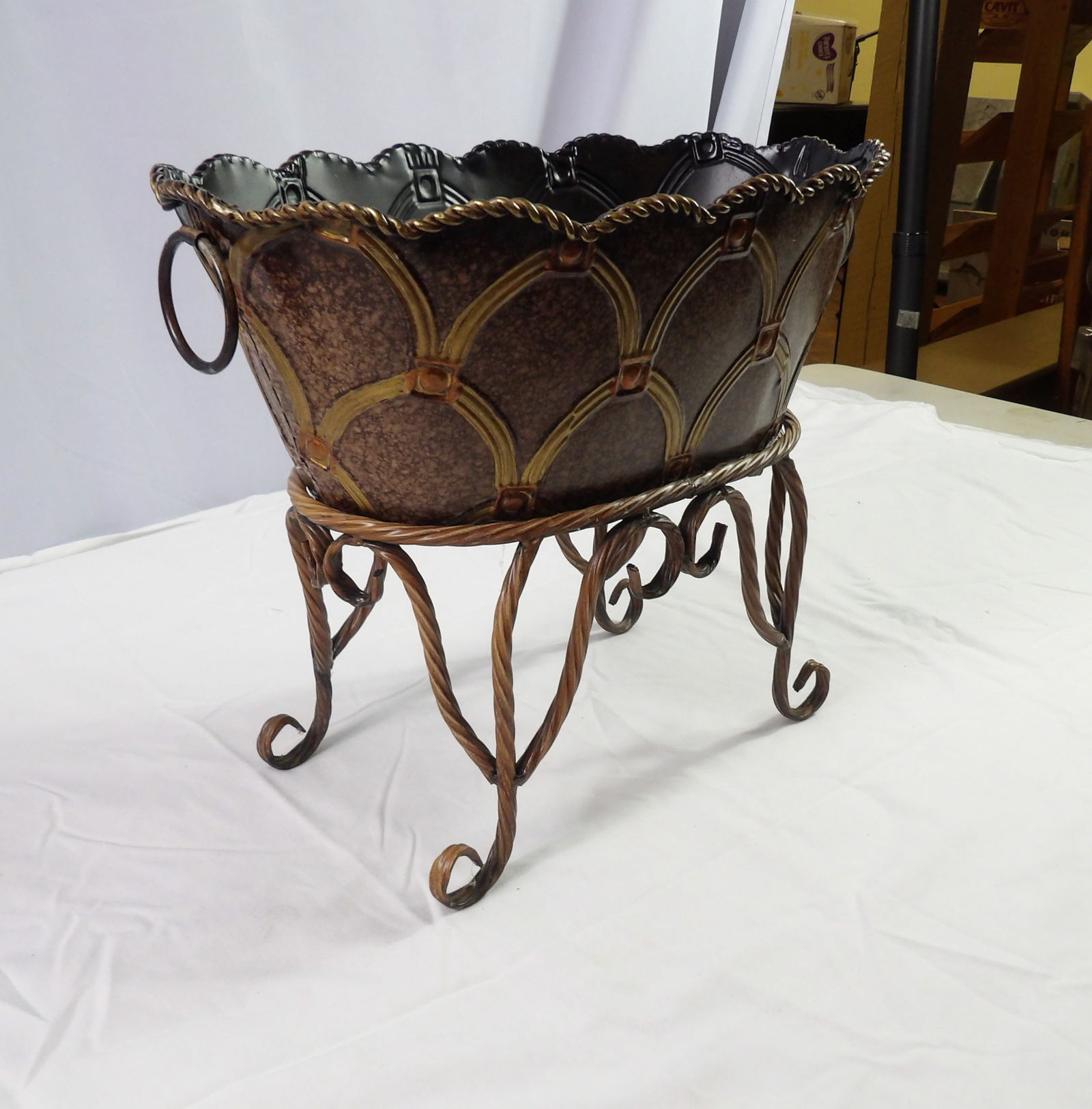 Tin Planter with Stand. - 4