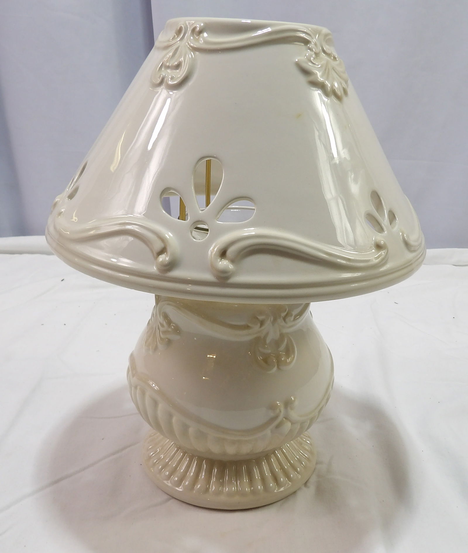 Porcelain Tea Light Lamp: Beautiful 10" Porcelain Tea Light Lamp. All measurements approximate. Please see photos for condition and details. Selling as is from 04281.