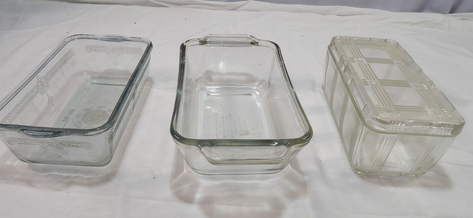 3 PCS-Clear Baking Dishes: 3 Clear Baking Dishes. 1 Fire King, 1 Anchor Hocking, 1 Unnamed. All measurements approximate. Please see photos for condition and details. Selling as is from 04281.