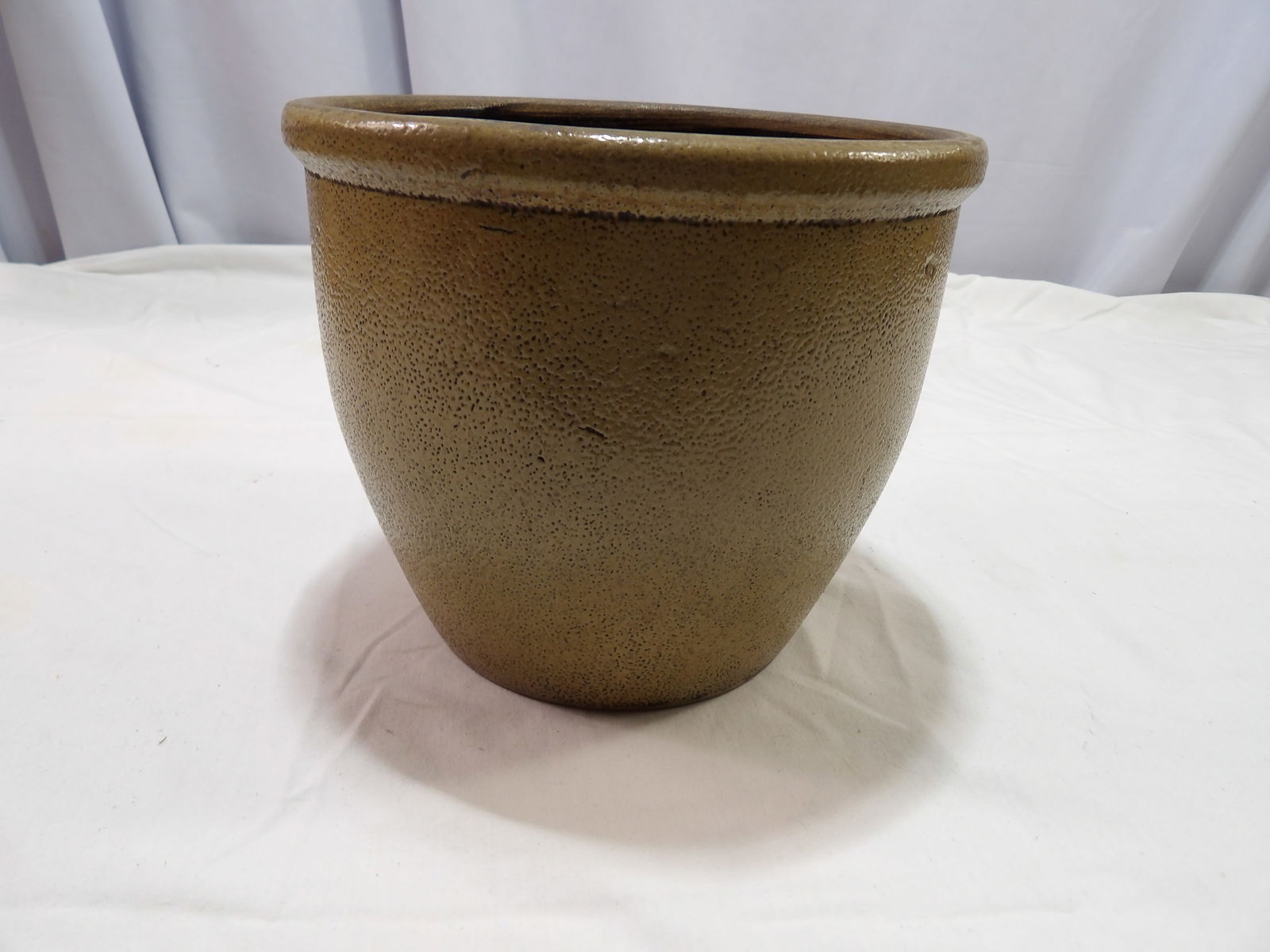 Vintage Pottery Bowl: Vintage Pottery Bowl, 6", Perfect Condition. All measurements are approximate. Please see photos for condition and details. Selling as is from 04281.