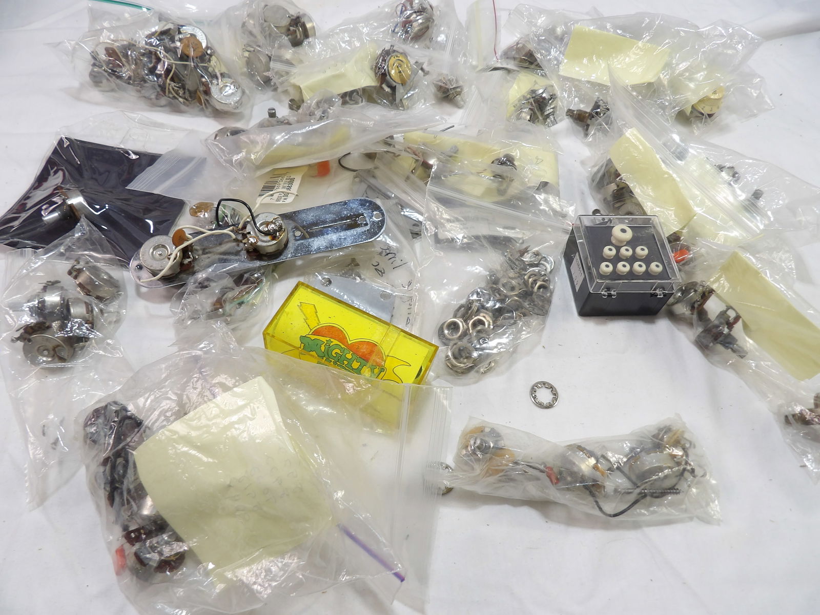 Miscellaneous Fender Parts Lot (1 of 4)