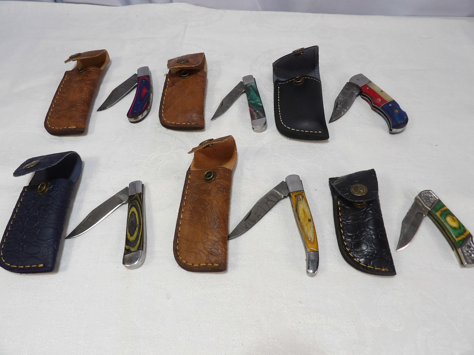 6 PCS MHS Cutlery Set: MHS Cutlery, Set of 6 Hand Forged, Folding Damascus Blade Knives with Leather Sheath. All measurements approximate. Please see photos for condition and details. Selling as is from 04281.