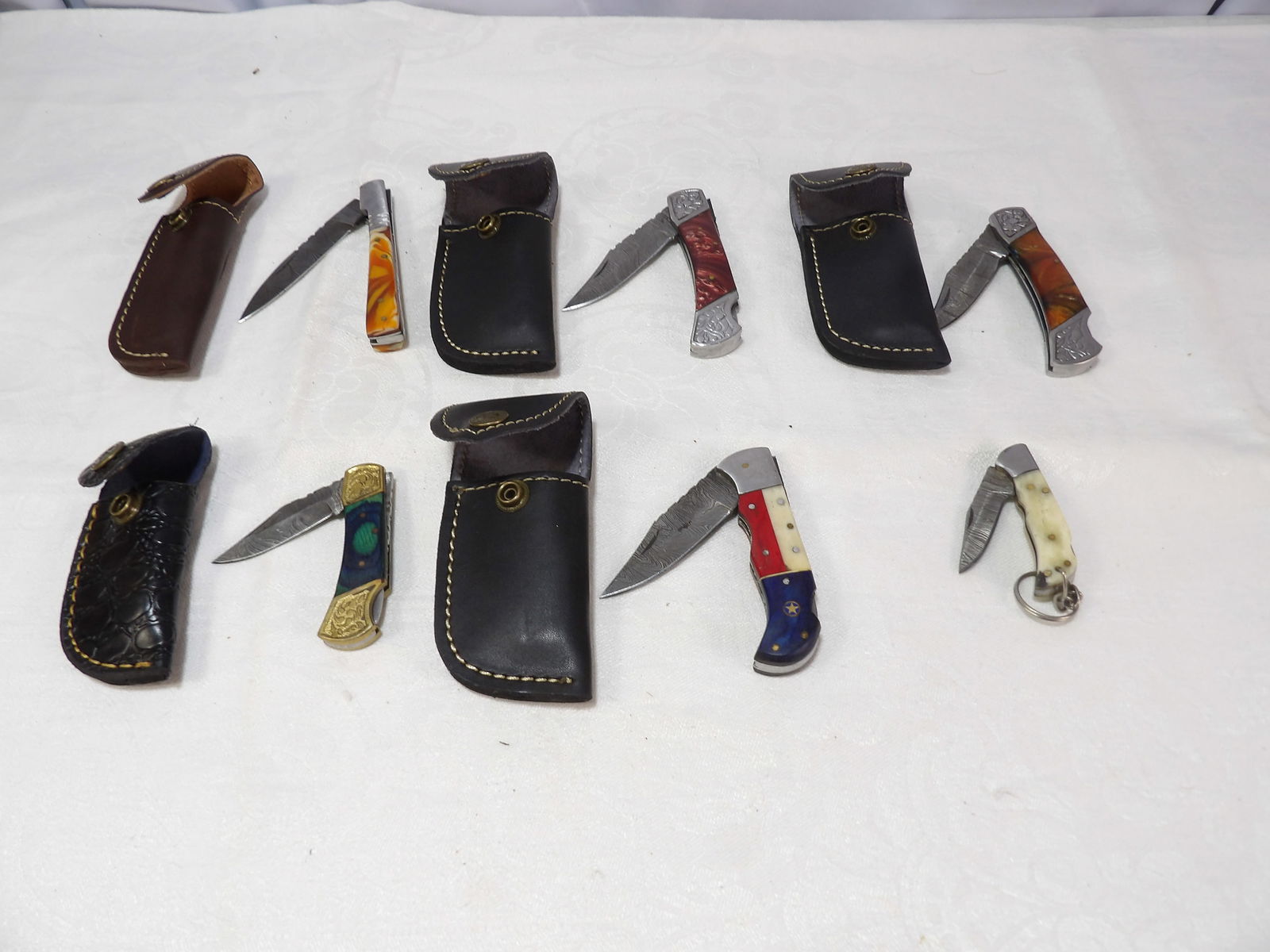 6 PCS MHS Cutlery Set: MHS Cutlery, Set of 6 Hand Forged, Folding Damascus Blade Knives, 5 Knives with Leather Sheaths. All measurements approximate. Please see photos for condition and details. Selling as is from 04281.