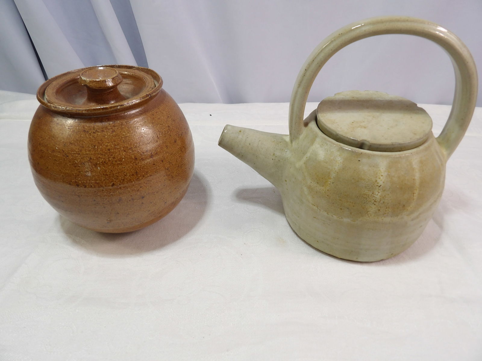 2 PCS Vintage Pottery: 2 Vintage Pottery Pieces. All measurements approximate. Please see photos for condition and details. Selling as is from 04281.