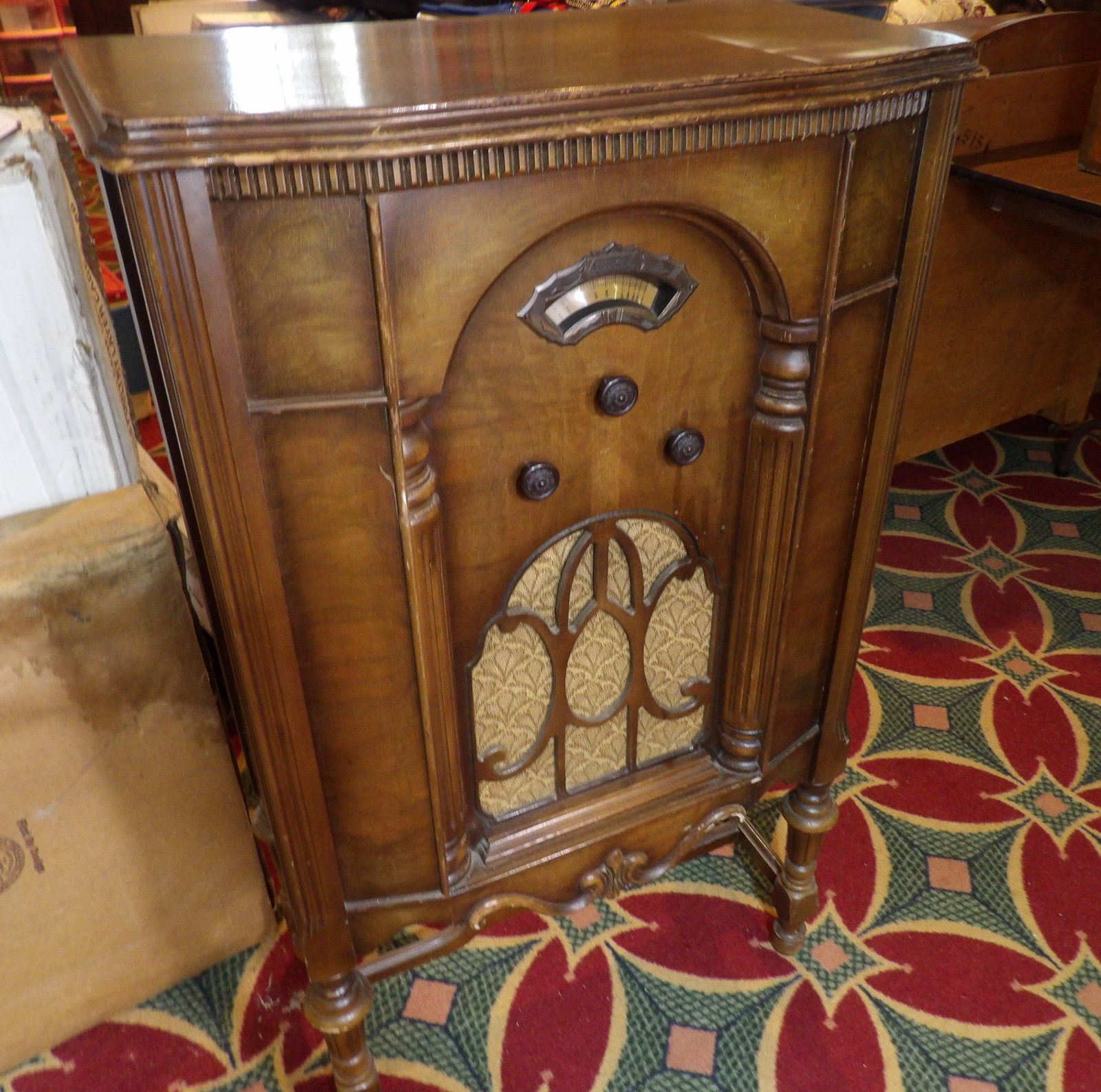 Vintage Radio: Vintage Audiola Tube Radio. ( Appears complete but not tested.) All measurements approximate. Please see photos for condition and details. Selling as is from 04281.