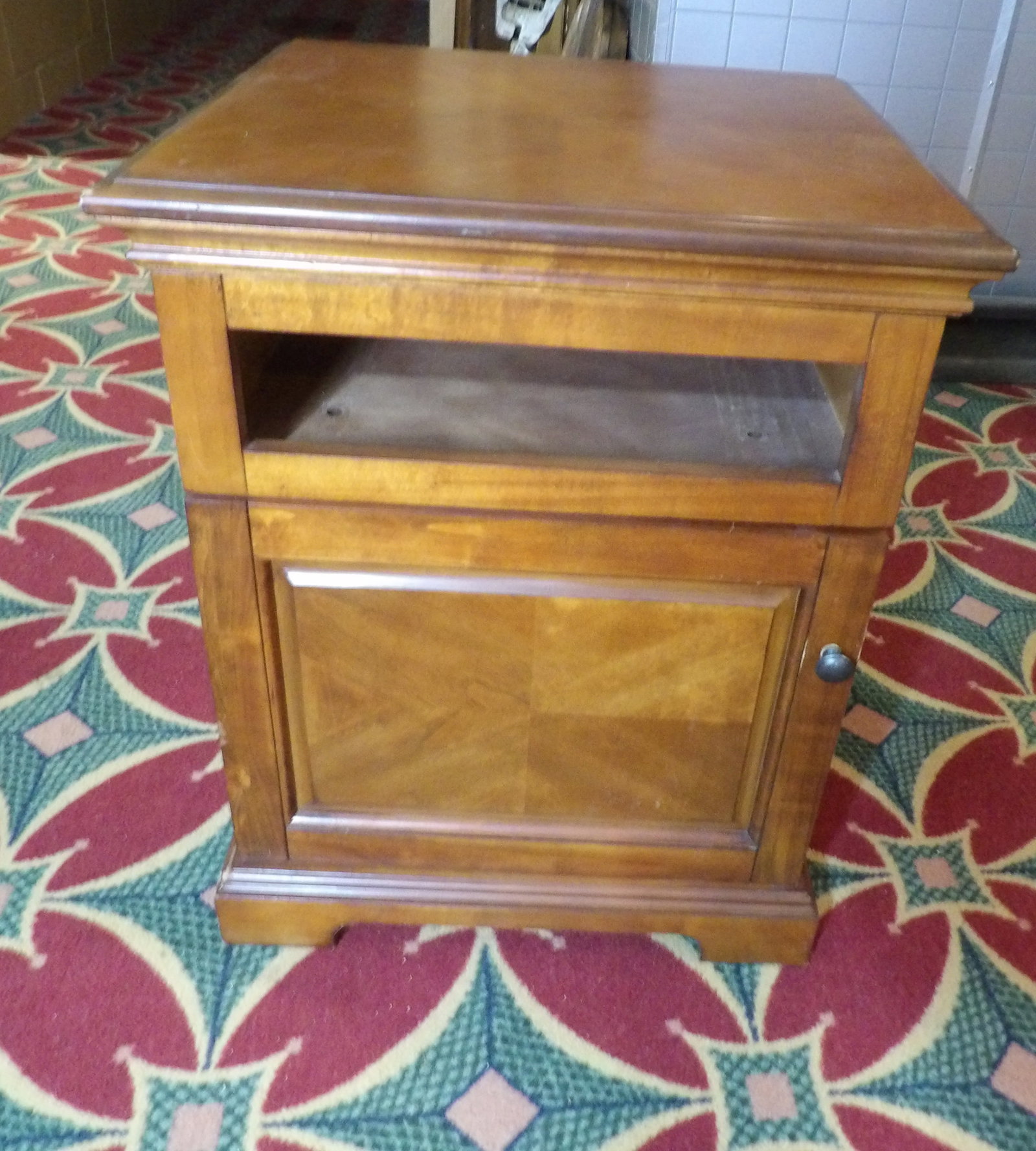 Square End Table: 20" Square Contemporary End Table. All measurements approximate. Please see photos for condition and details. Selling as is from 04281.