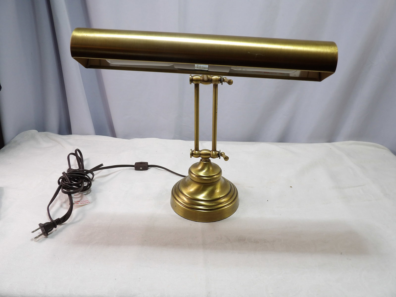 Vintage Style Banker's Desk Lamp: Vintage Style Brass Banker's Desk Lamp. All measurements approximate. Please see photos for condition and details. Selling as is from 04281.