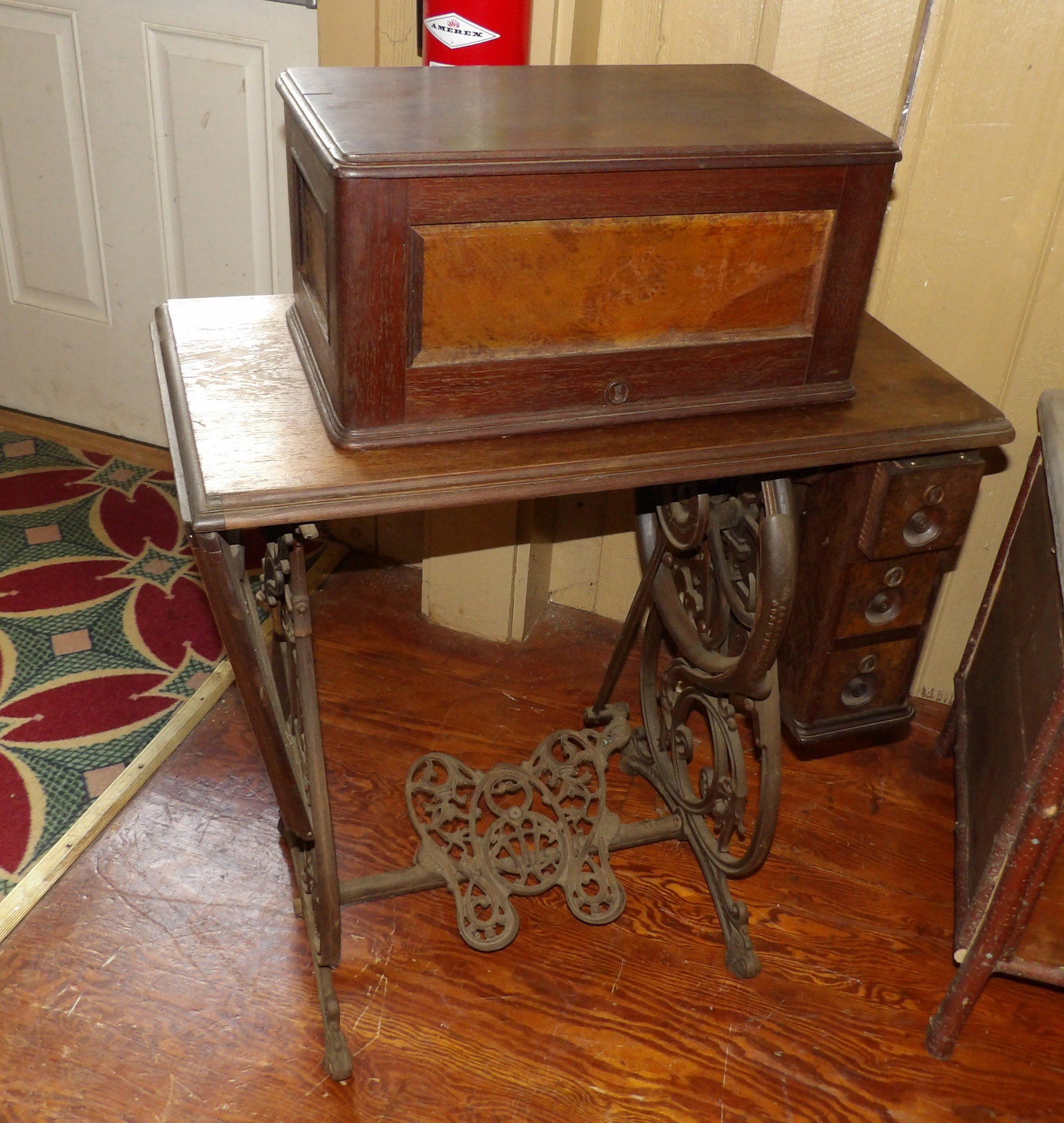 Treadle Sewing Machine (1 of 3)