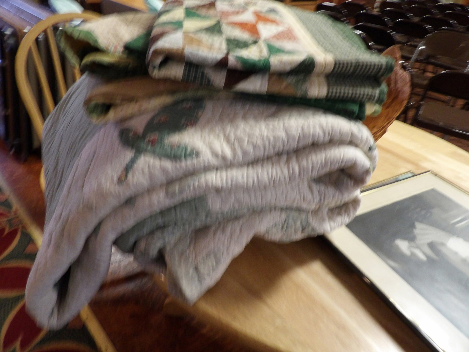 6PCS-Quilts: 4 Large and 2 Small Handmade Quilts, Clean. All measurements approximate. Please see photos for condition and details. Selling as is from 04281.