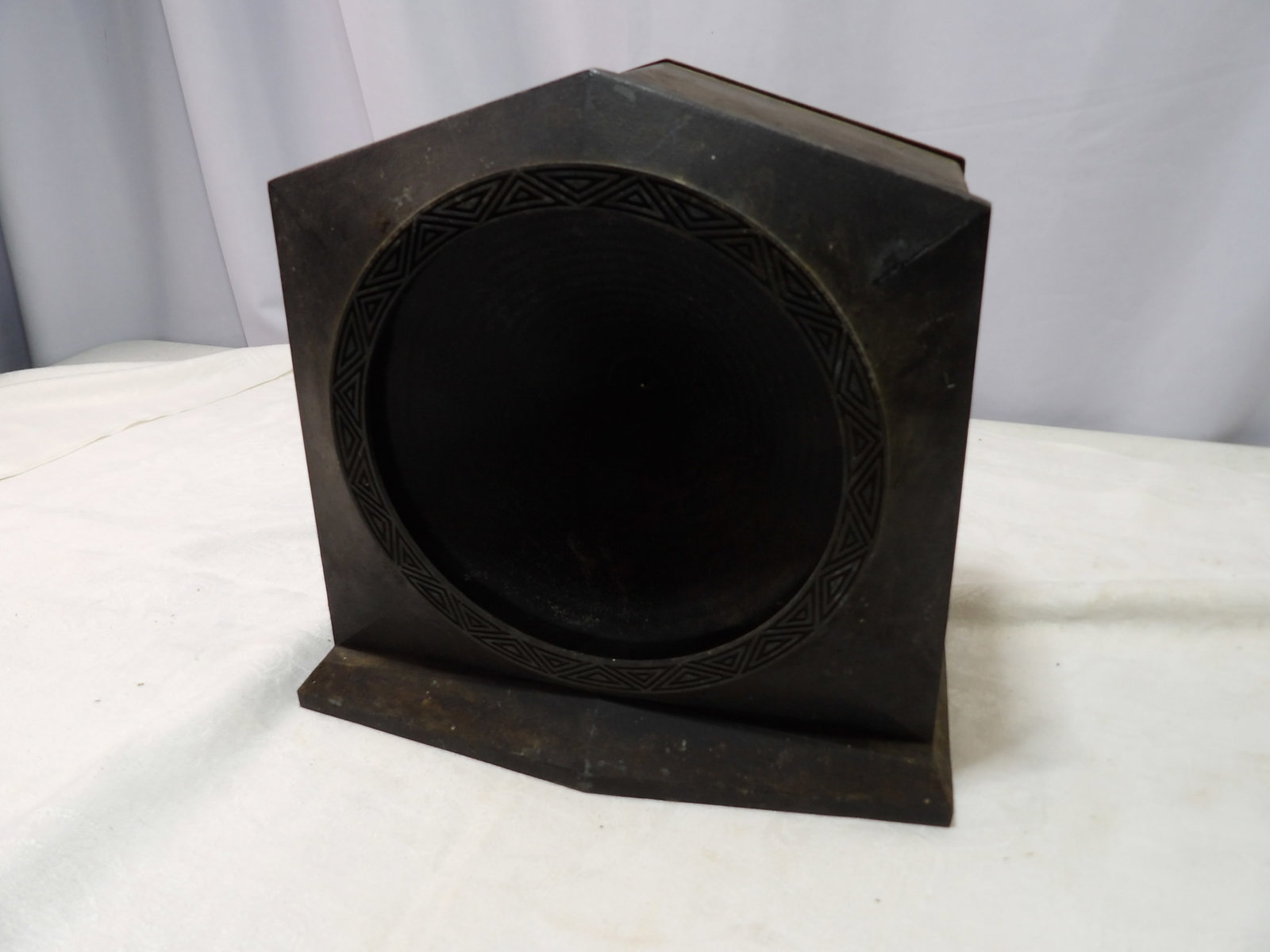 Vintage RCA Loudspeaker: Vintage RCA Loudspeaker. Untested. All measurements approximate. Please see photos for condition and details. Selling as is from 04281.