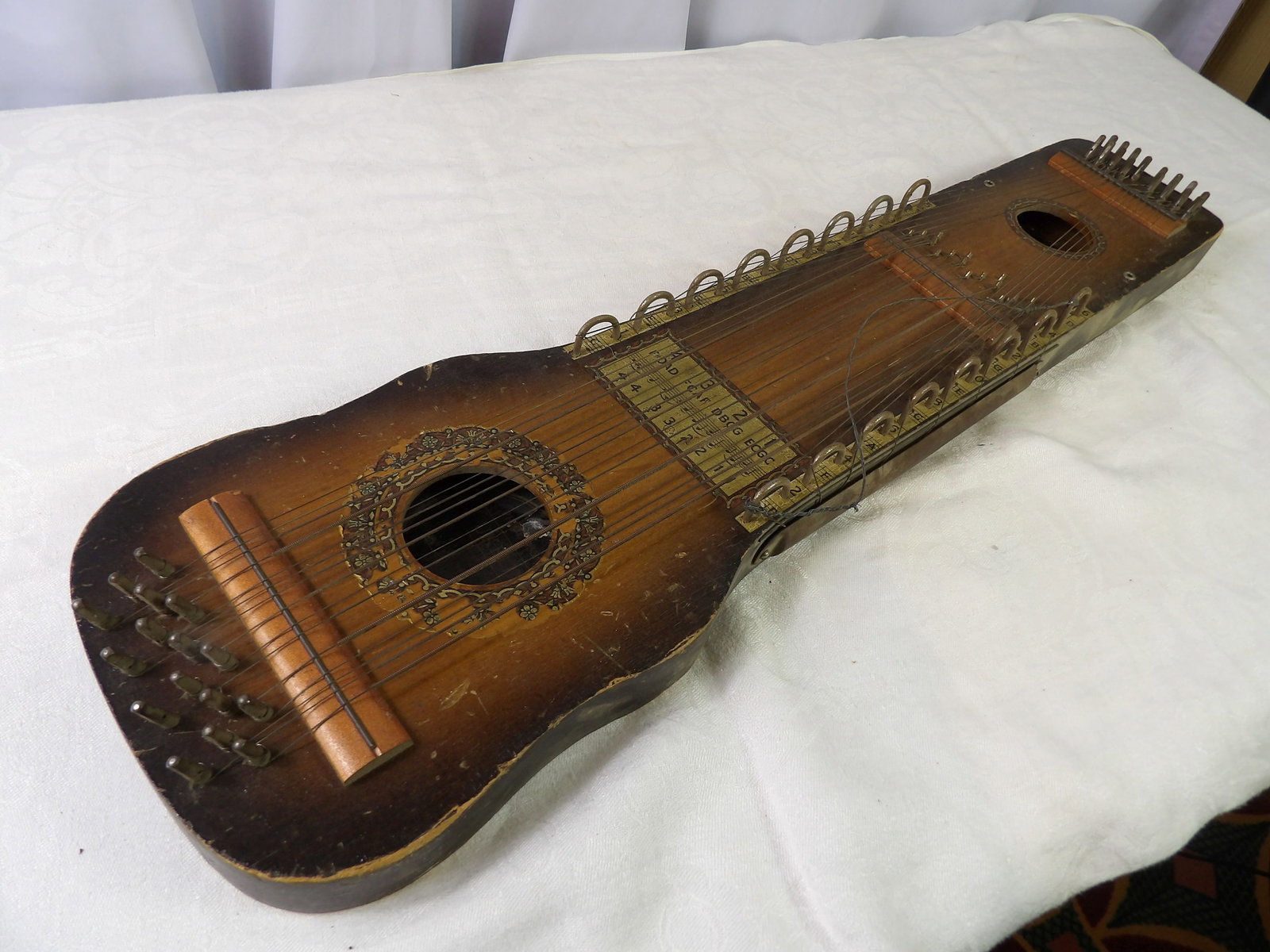 Vintage Ukelin Stringed Instrument: Vintage Ukelin Stringed Instrument Zither. All measurements approximate. Please see photos for condition and details. Selling as is from 04281.