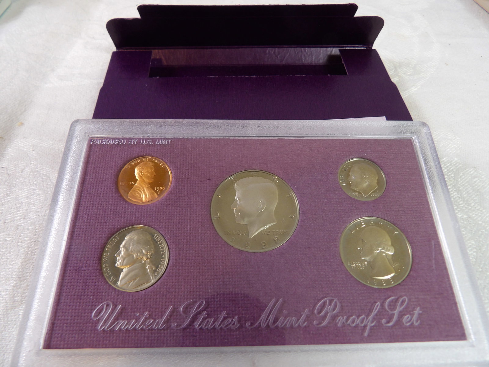 1988 United States Mint Proof Set: 1988 United States Mint Proof Set. All measurements approximate. Please see photos for condition and details. Selling as is from 04281.