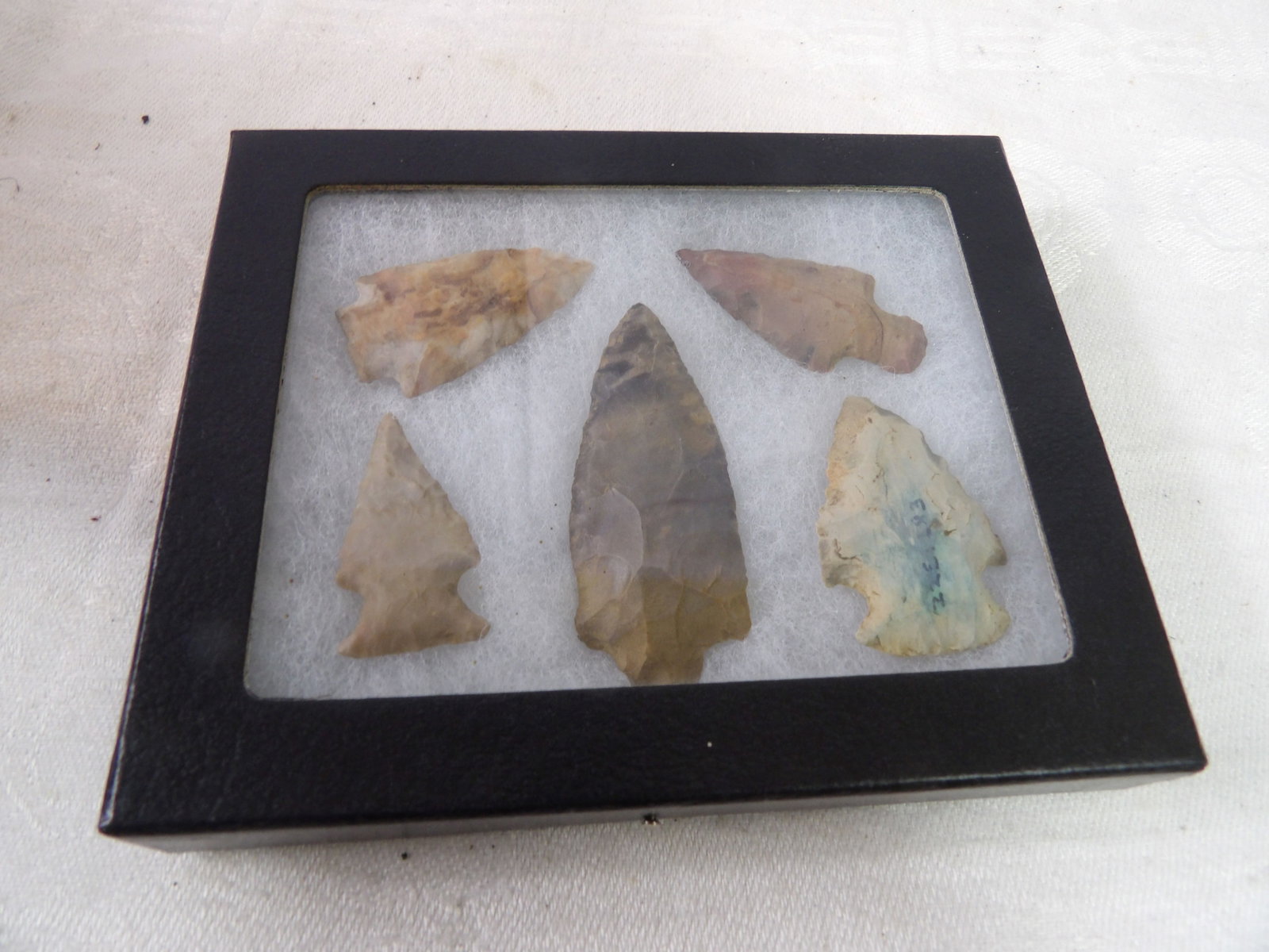 5 PCS.-Arrowheads from Alabama: Set of 5 Native American Arrowheads from Alabama. All measurements approximate. Please see photos for condition and details. Selling as is from 04281.