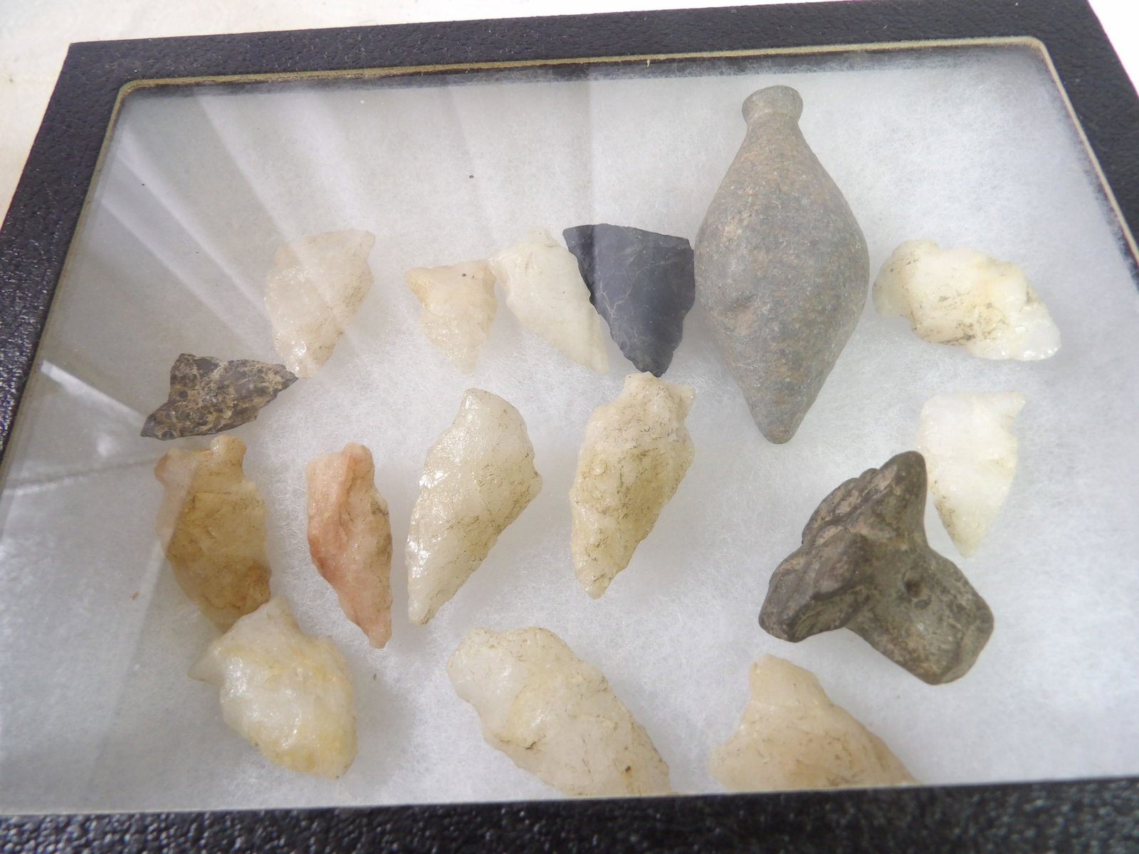 3 PCS.-Arrowheads from Alabama: Set of 3 Native American Arrowheads from Alabama. All measurements approximate. Please see photos for condition and details. Selling as is from 04281.