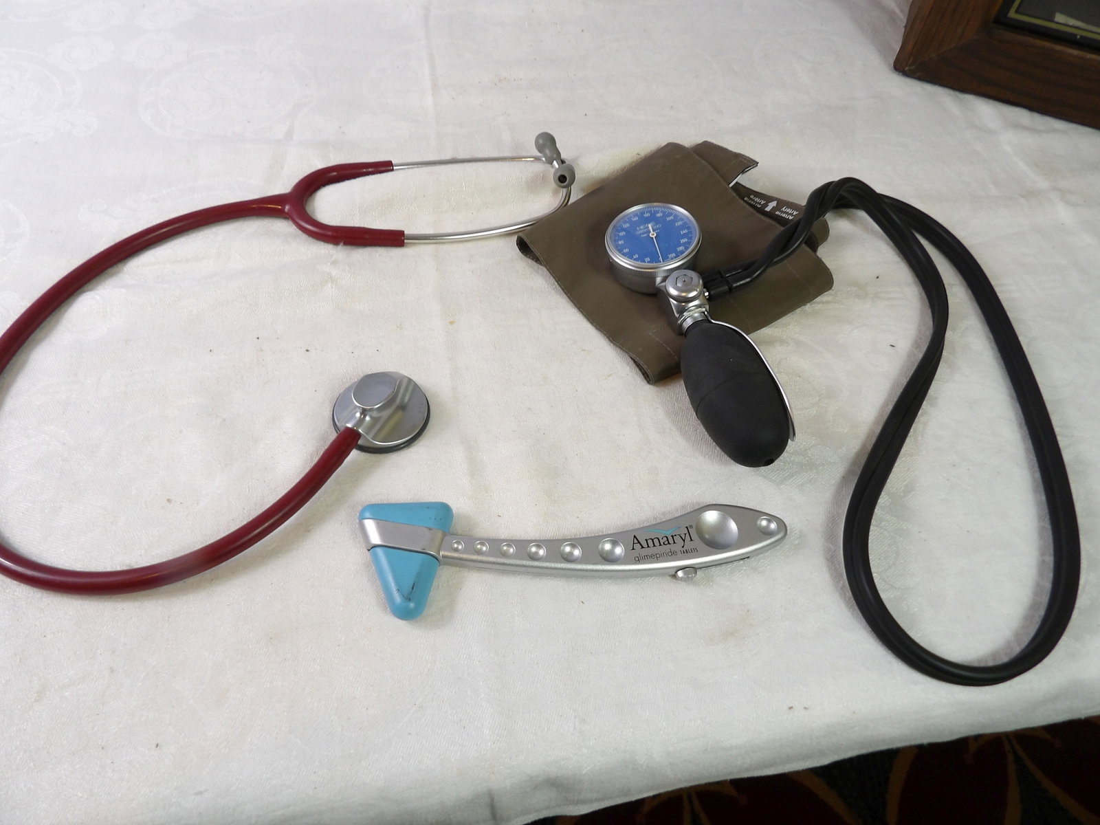 Aneroid Stethoscope and Reflex Hammer Set. (1 of 4)