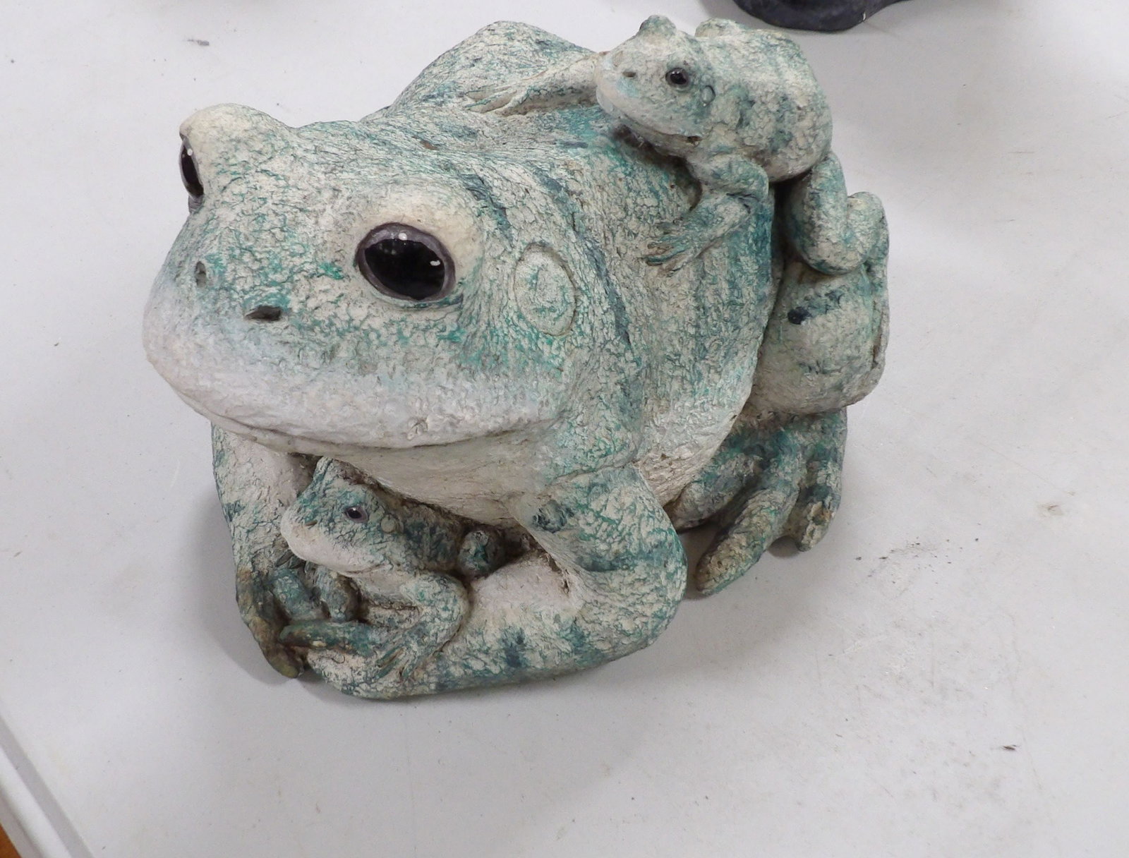 Resin Frog Family Statue (1 of 2)