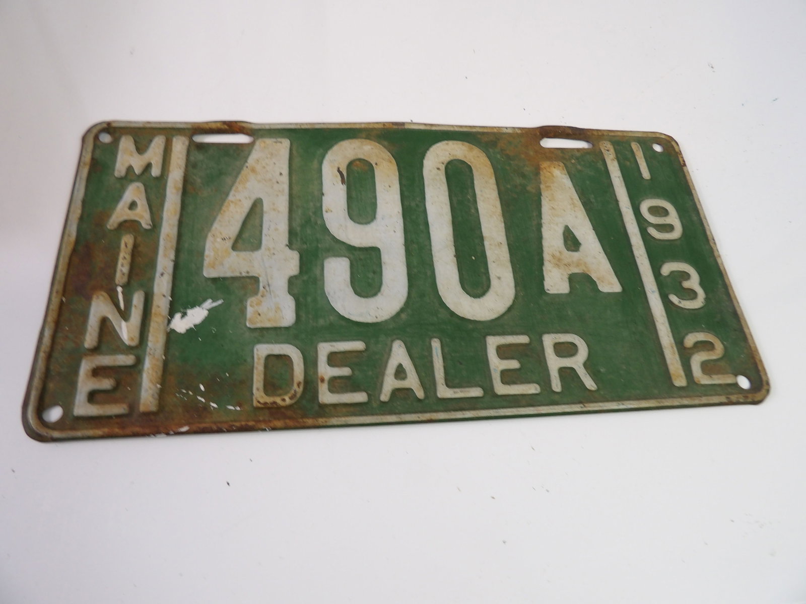 1932 Maine Dealer License Plate: Maine 1932 Dealer License Plate. All measurements approximate. Please see photos for condition and details. Selling as is from 04281.