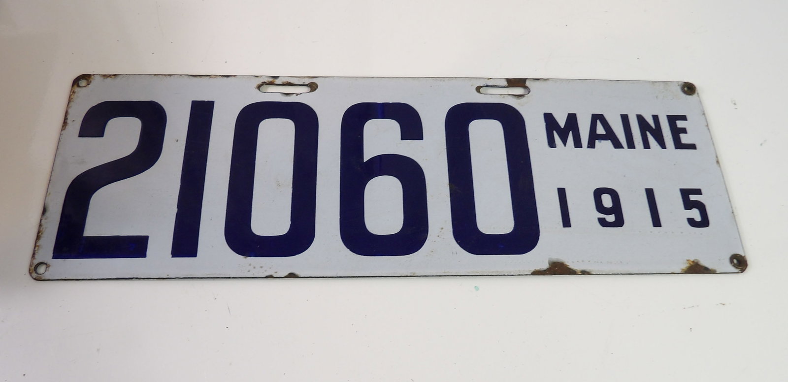 1915 Maine Porcelain License Plate: Maine 1915 Porcelain License Plate. All measurements approximate. Please see photos for condition and details. Selling as is from 04281.