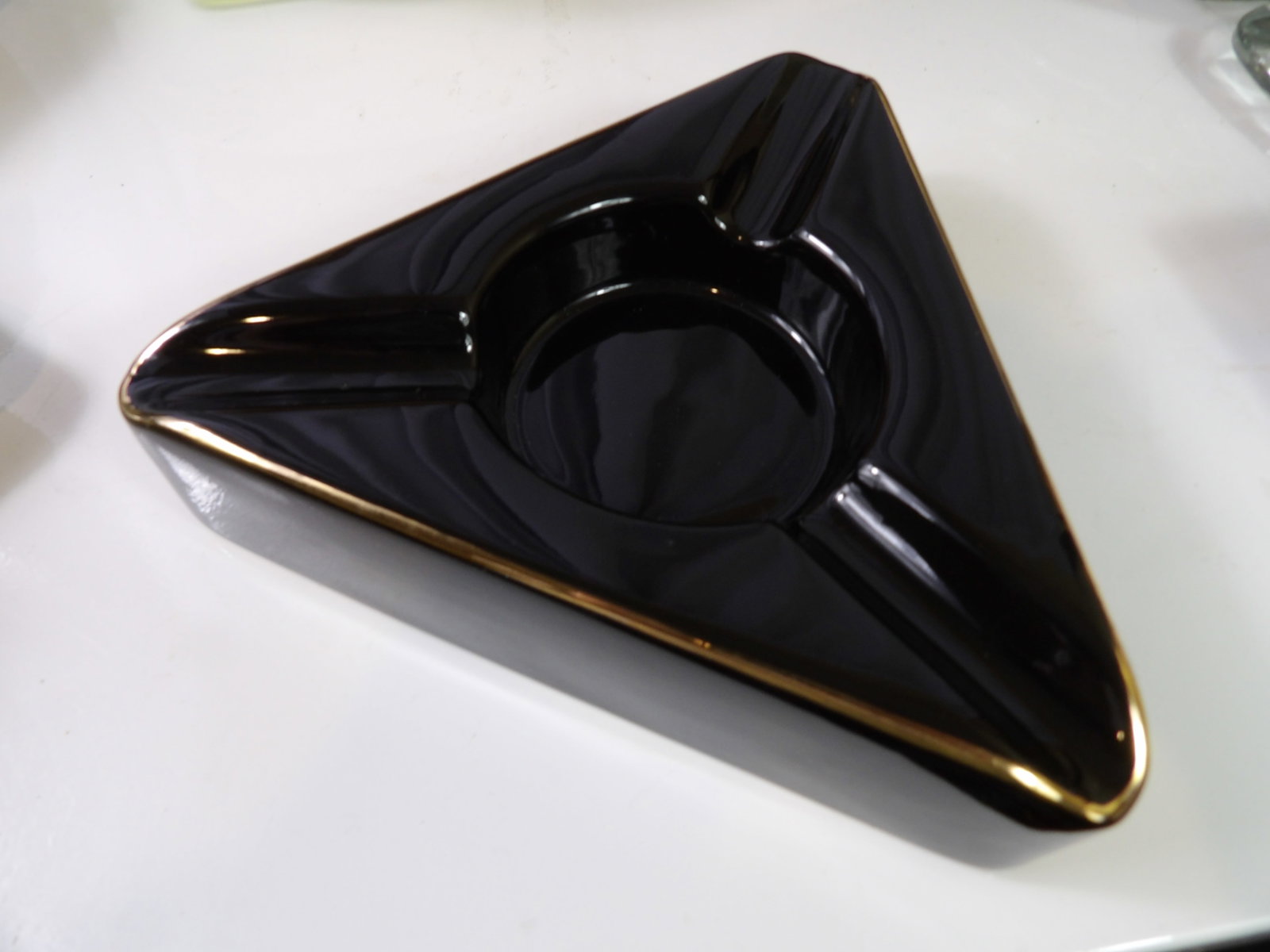 Vintage Craftsman's Bench Triangle Ashtray (1 of 4)