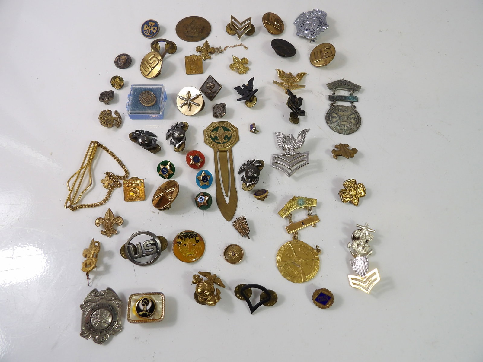 Lot of Assorted Boy Scout & Military Pins: Lot of Assorted Boy Scout and Military Pins. All measurements approximate. Please see photos for condition and details. Selling as is from 04281.