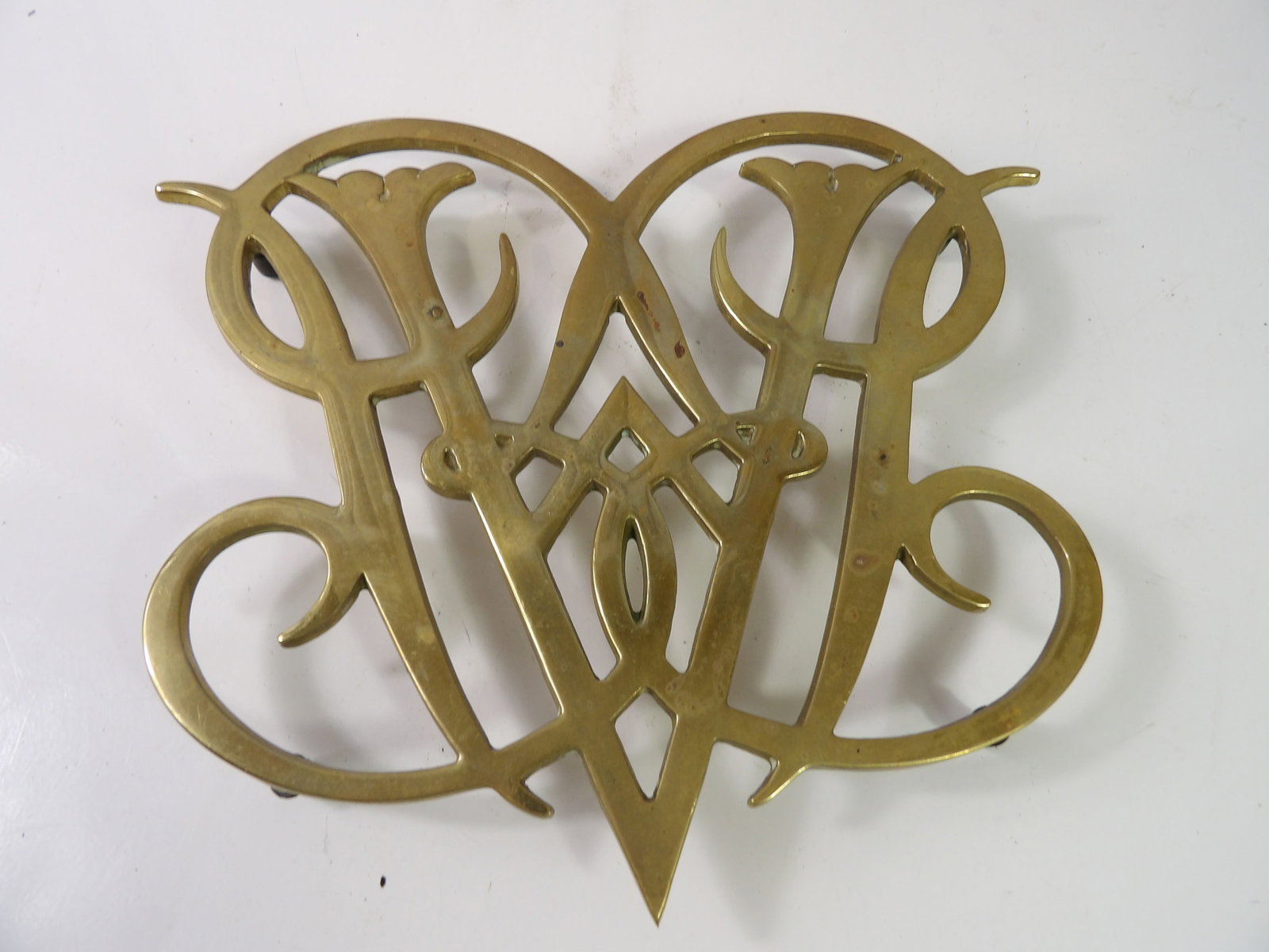 Vintage Williamsburg Brass Queen Anne Trivet: Vintage Williamsburg Brass Queen Anne Monogram Trivet, Large 9" X 11" . All measurements approximate. Please see photos for condition and details. Selling as is from 04281.