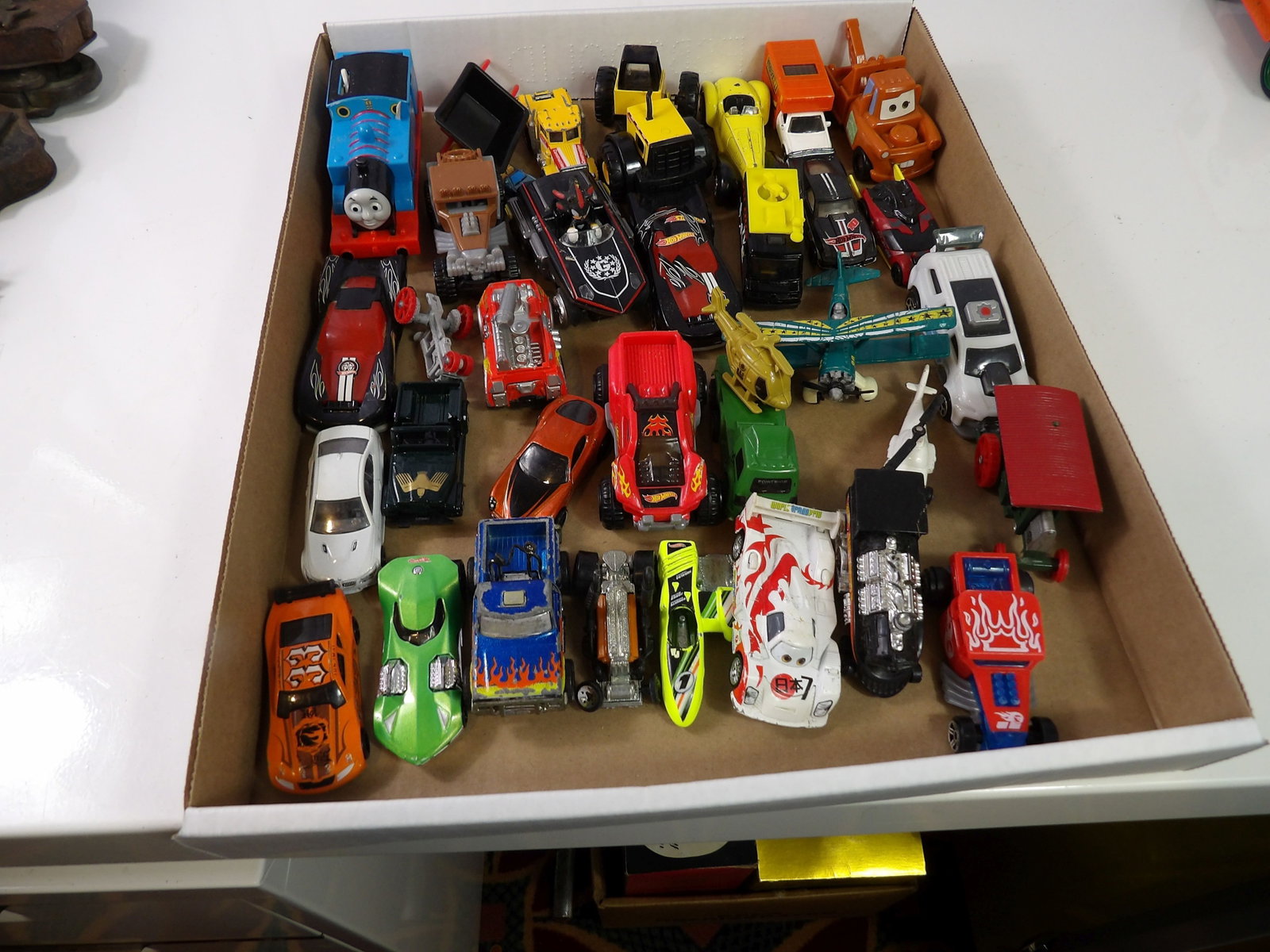 Large Collection of Toy Cars, Hot Wheels, Matchbox: Large Collection of Toy Cars. Hot Wheels, Matchbox, etc. All measurements approximate. Please see photos for condition and details. Selling as is from 04281.