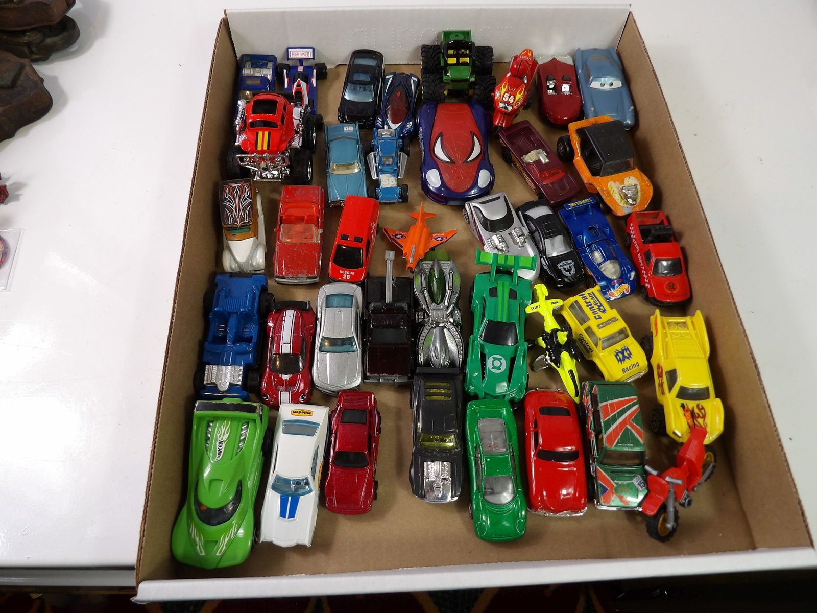 Large Collection of Toy Cars, Hot Wheels, Matchbox: Large Collection of Toy Cars. Hot Wheels, Matchbox, etc. All measurements approximate. Please see photos for condition and details. Selling as is from 04281.