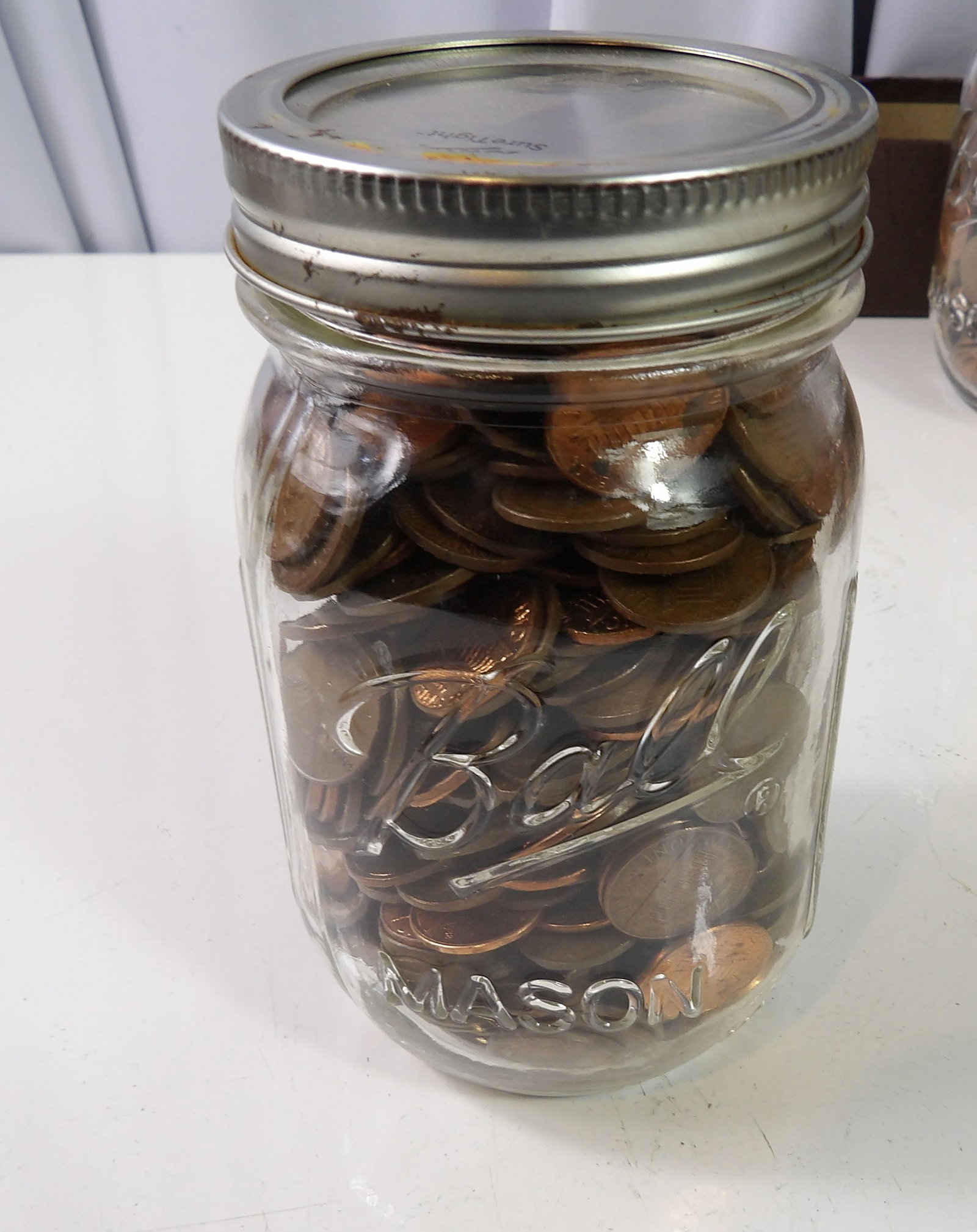 Mason Jar of United States Pennies: Mason Jar full of United States Pennies. All measurements approximate. Please see photos for condition and details. Selling as is from 04281.
