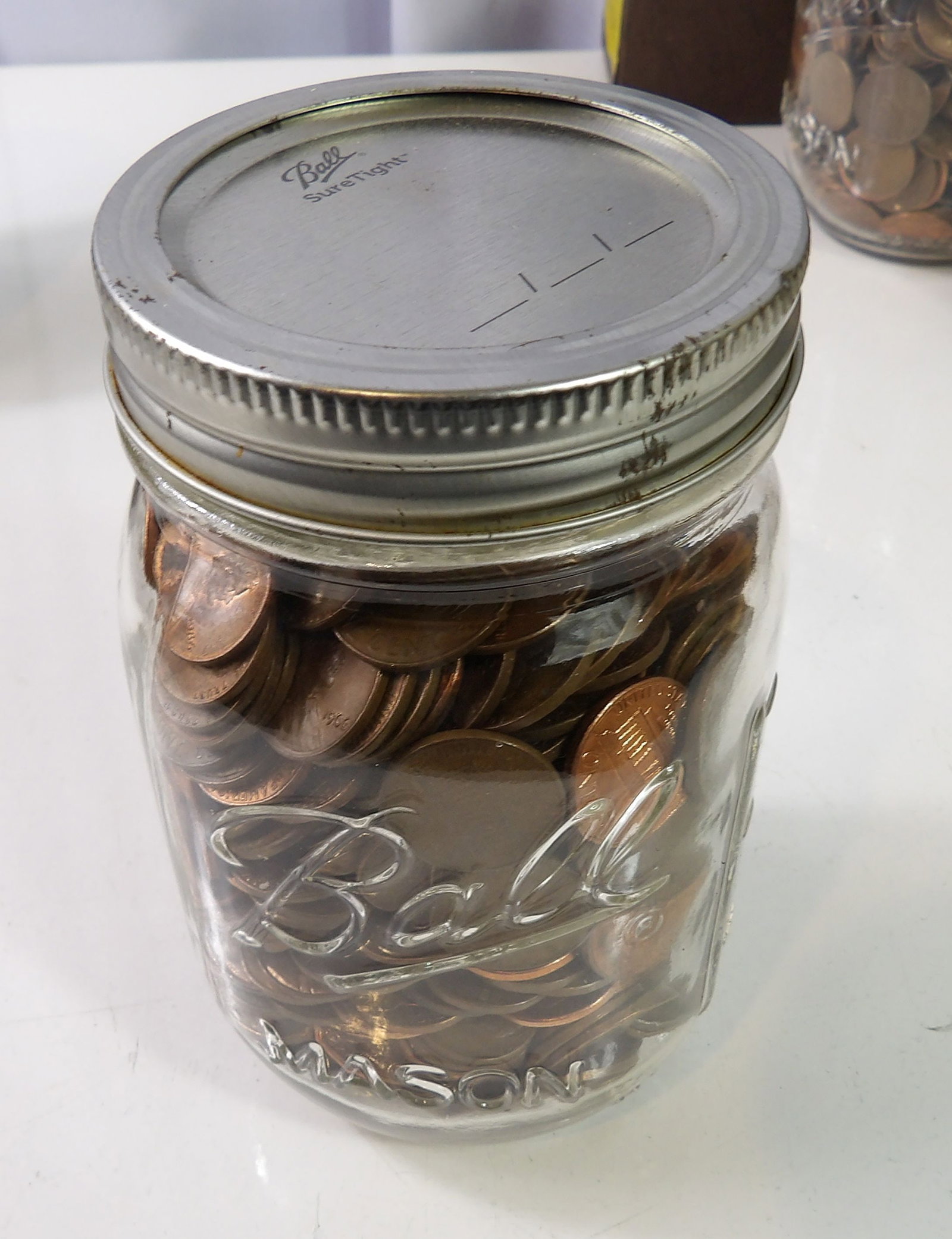 Mason Jar of United States Pennies: Mason Jar full of United States Pennies. All measurements approximate. Please see photos for condition and details. Selling as is from 04281.
