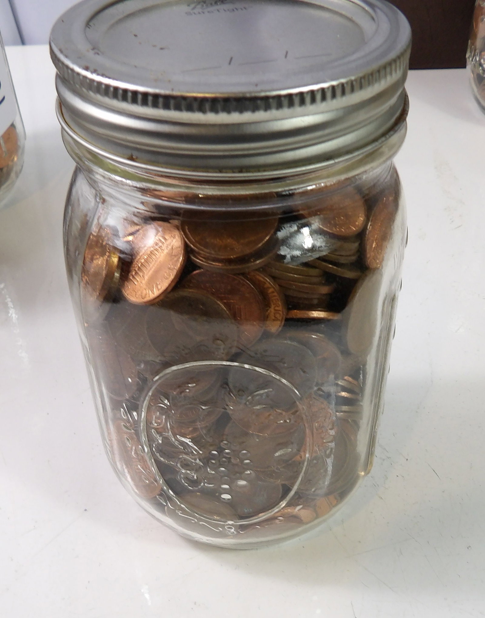 Mason Jar of United States Pennies: Mason Jar full of United States Pennies. All measurements approximate. Please see photos for condition and details. Selling as is from 04281.