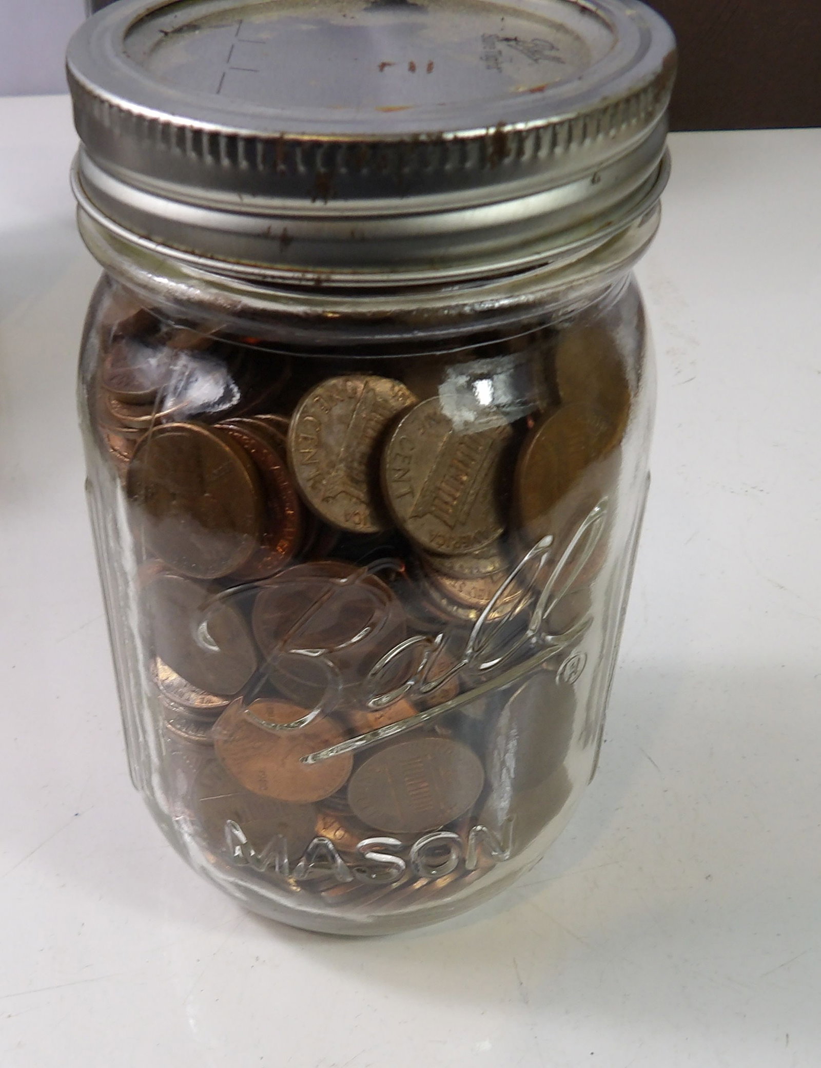 Mason Jar of United States Pennies: Mason Jar full of United States Pennies. All measurements approximate. Please see photos for condition and details. Selling as is from 04281.
