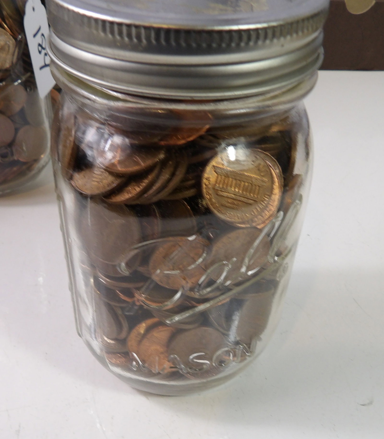 Mason Jar of United States Pennies: Mason Jar full of United States Pennies. All measurements approximate. Please see photos for condition and details. Selling as is from 04281.