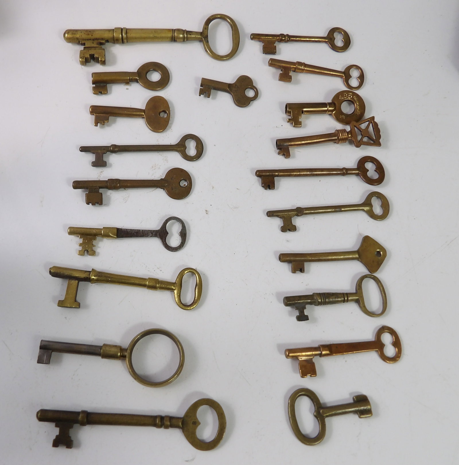 Collection of Various Brass & Bronze Skeleton Keys (1 of 5)