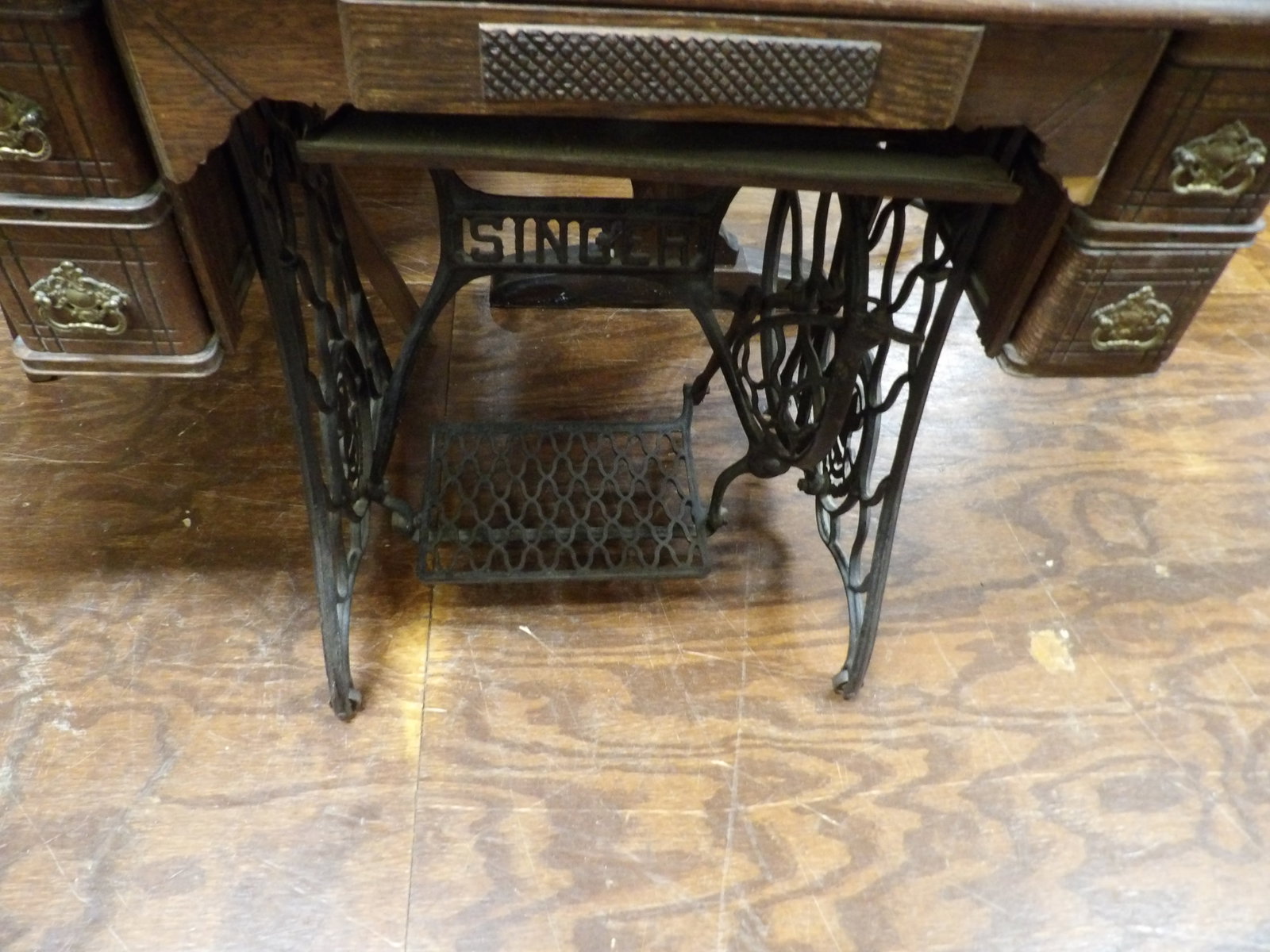 Vintage Singer Sewing Machine - 3