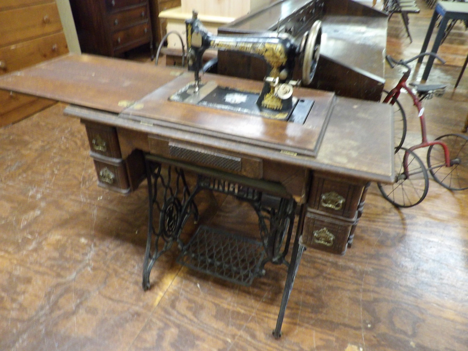 Vintage Singer Sewing Machine - 4