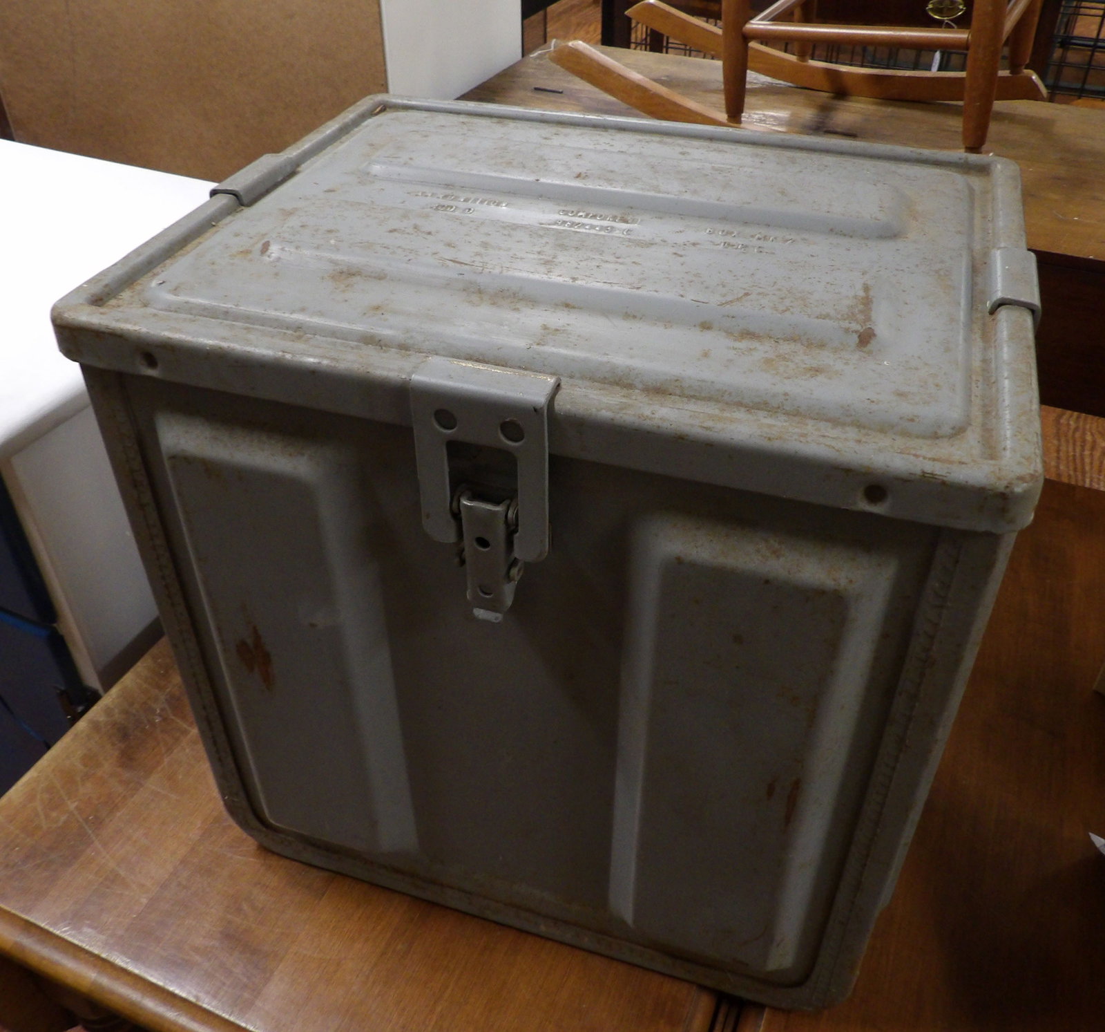 Vintage Military Ammunition Component Box, WWII Era: Vintage Military Ammunition Component Box, MK2, Model O, WWII Era. All measurements approximate. Please see photos for condition and details. Selling as is from 04281.