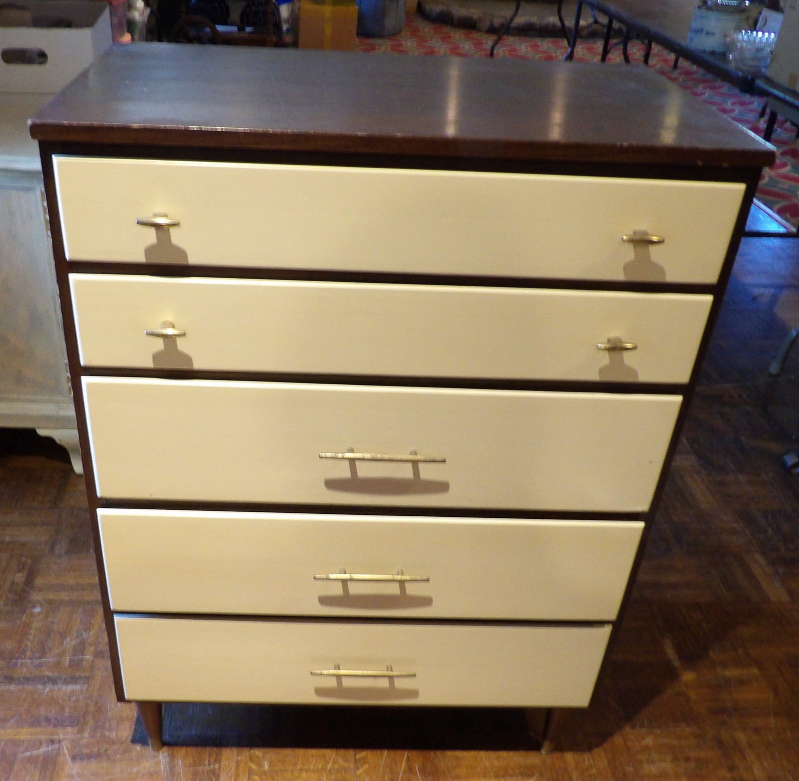 Mid Century Modern Five Drawer Dresser: Mid-Century Modern 5 Drawer Dresser. Very Good Condition. All measurements approximate. Please see photos for condition and details. Selling as is from 04281.
